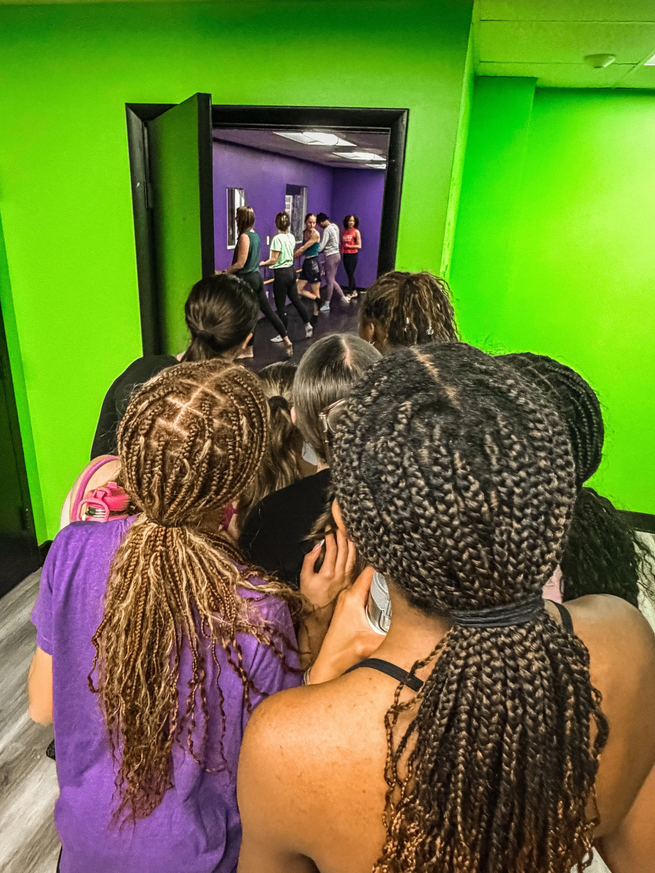 Oh, how the tables have turned! 👀🩰

Usually it&rsquo;s the parents watching through the windows&hellip; but tonight, the kids were peeking in to watch our Adult Ballet class! 😂

Ready to take YOUR turn on the dance floor?

✨ Adult Jazz + Heels | M
