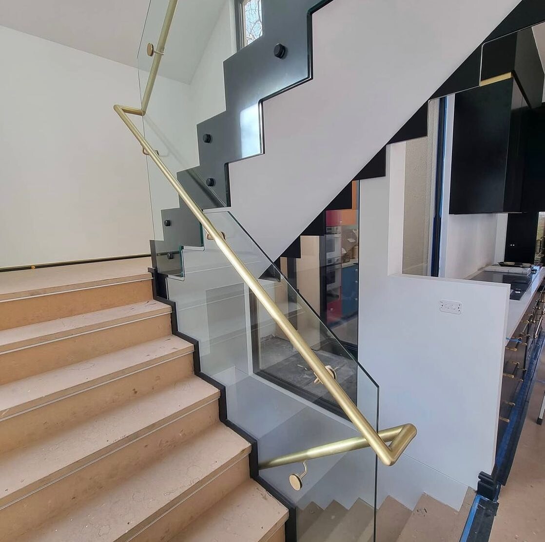 The clean lines of our custom glass balustrade, paired with a continuous brushed brass handrail from @formanova.aus create a feeling of modern luxury on this recent build by @atkinsonpontifex 👌

📸 @formanova.aus