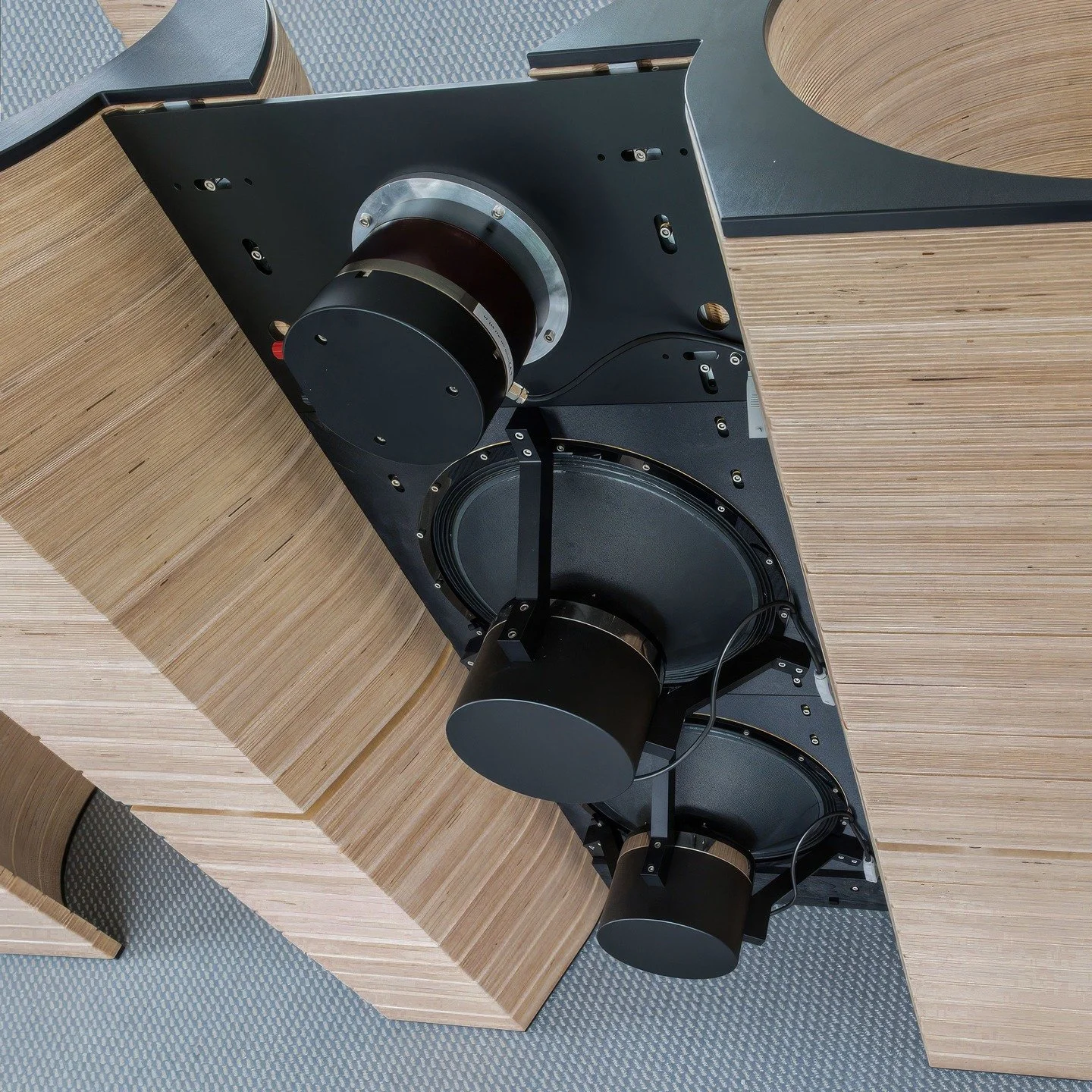 There are good speakers out there. 
The Music Begins Here!

There are really good speakers on the market. I am always very curious and enjoy listening to all kinds of speakers from a wide range of manufacturers. It doesn't matter whether they are lar