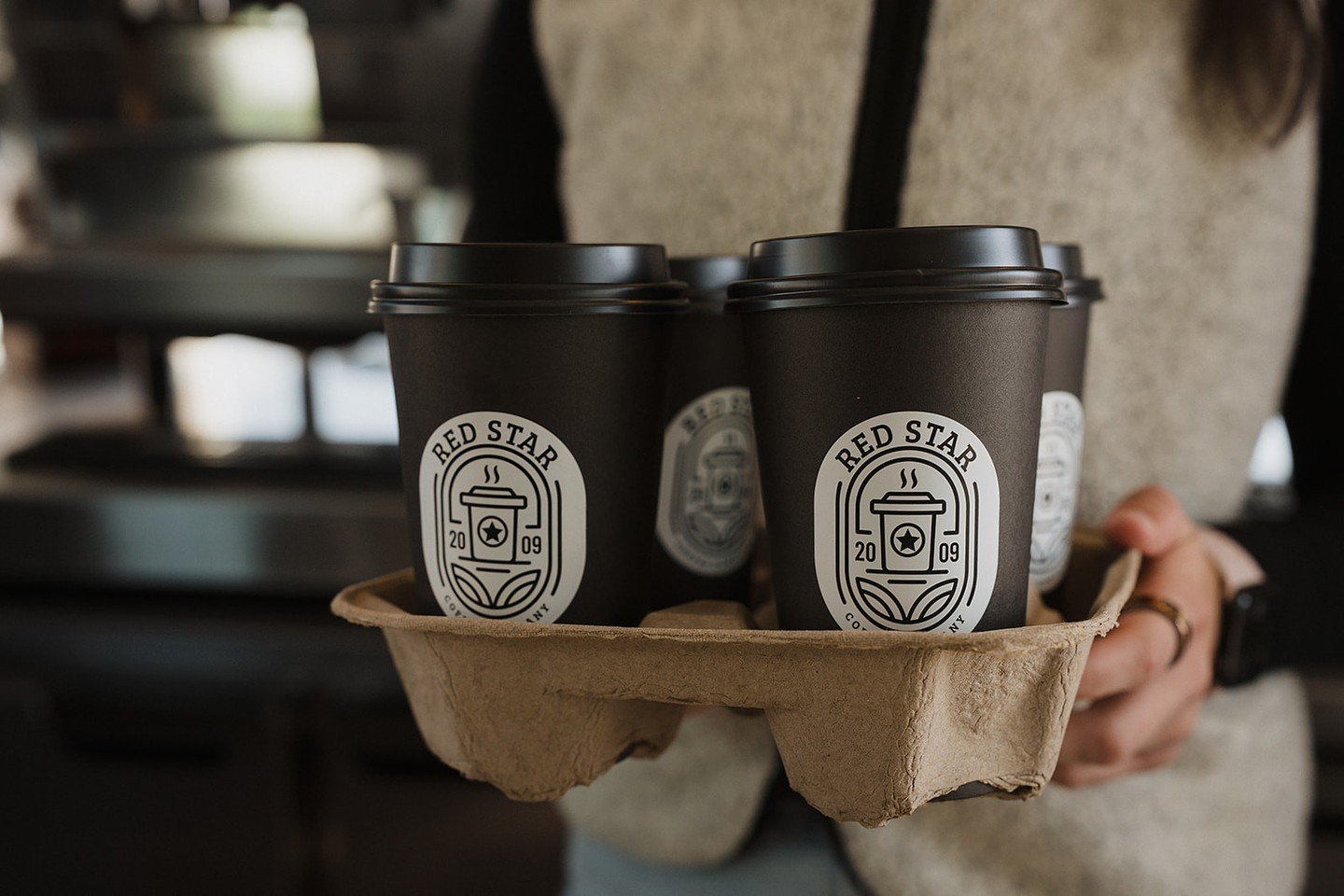 Fill your try Friday! ☕️ Today only, fill your tray with 4 drinks and enjoy 10% off 🎅🏻🎄⁠
⁠
-⁠
-⁠
⁠
📸 𝘱𝘩𝘰𝘵𝘰𝘴 𝘣𝘺 @𝘴𝘢𝘳𝘢𝘫𝘰_𝘱𝘩𝘰𝘵𝘰𝘨𝘳𝘢𝘱𝘩𝘺