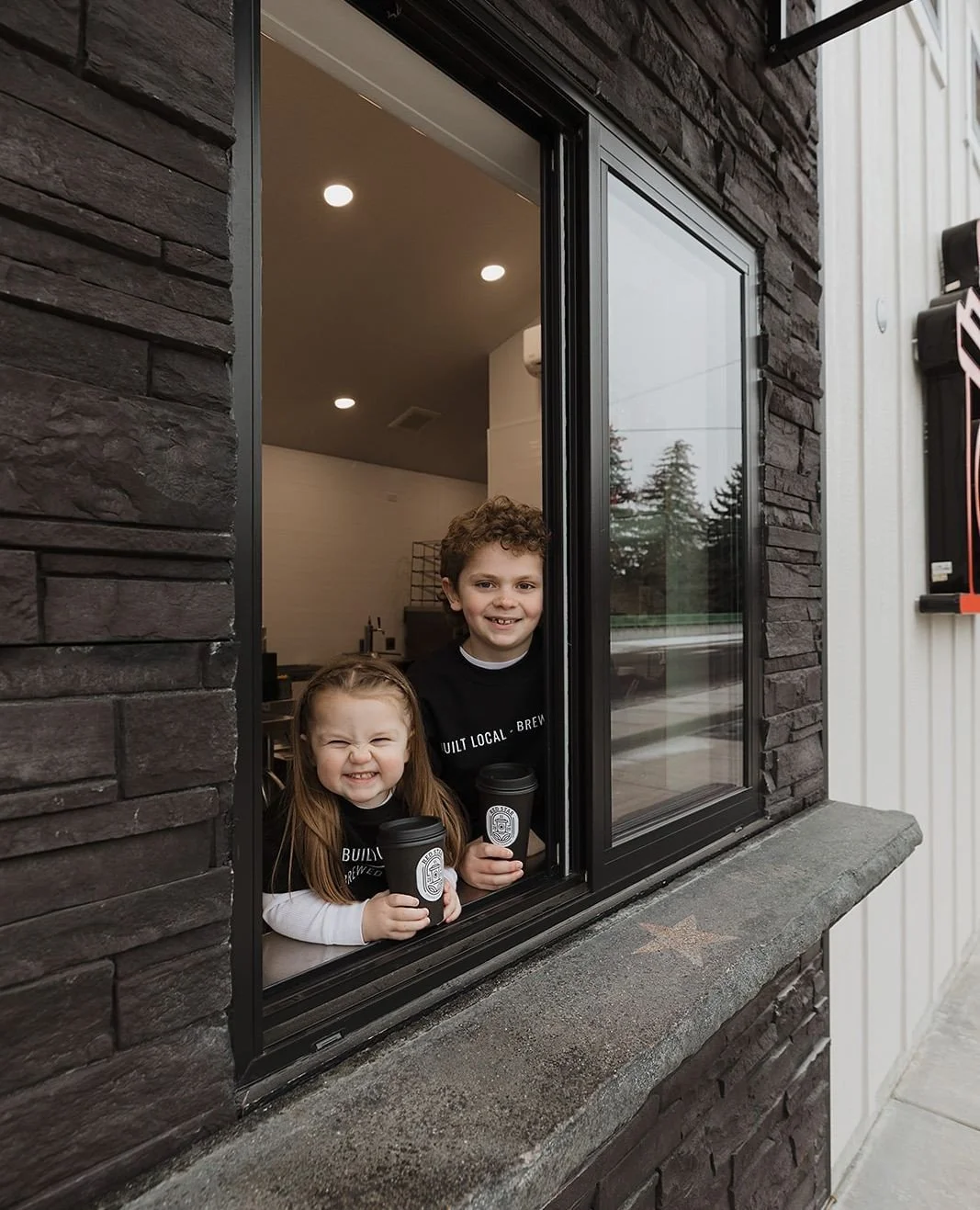 The cutest baristas around 🤩💛☕️⁠
⁠
-⁠
-⁠
-⁠
#coffeeshop #barista #local #redstar #moscow #idahovandals