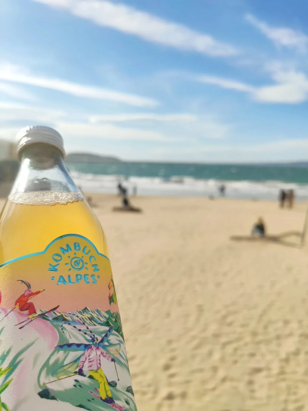 Notre kombucha Pomme Coing Verveine a pris le soleil, et on peut dire que &ccedil;a lui a plut&ocirc;t r&eacute;ussi... 

🏷️ Nouvelles &eacute;tiquettes
🍾 Nouvelles bouteilles (consign&eacute;e svp !)
👨🏻&zwj;🍳 Nouvelles recettes

Dans vos petite