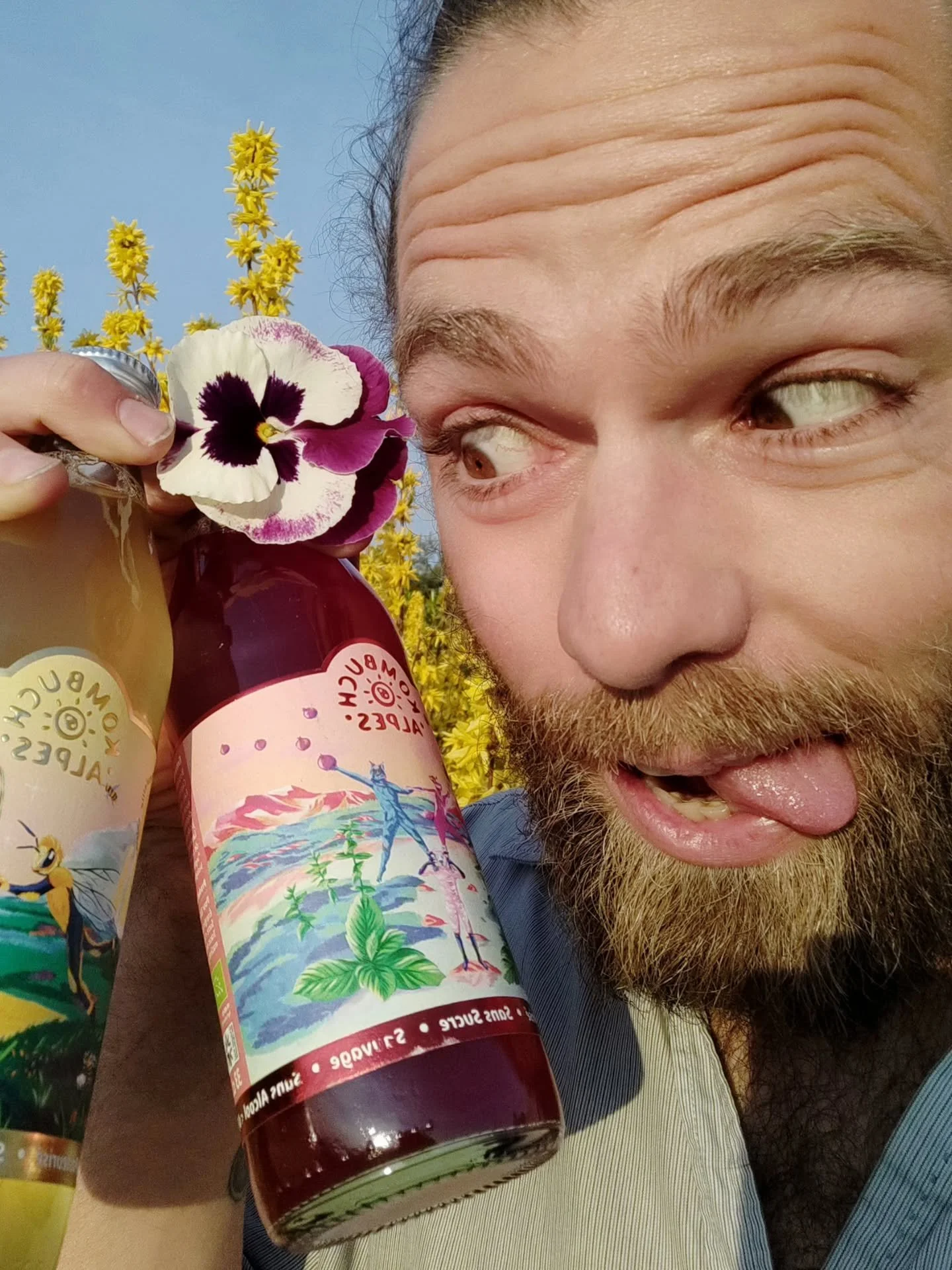 Kevin fait prendre le soleil &agrave; nos kombuchas lors d'une journ&eacute;e de prospection sur Annecy 🌻

D'ailleurs, on apercevrait pas notre d&eacute;licieuse nouveaut&eacute; ? Une id&eacute;e de la recette qui vous attend tout bient&ocirc;t ? ?