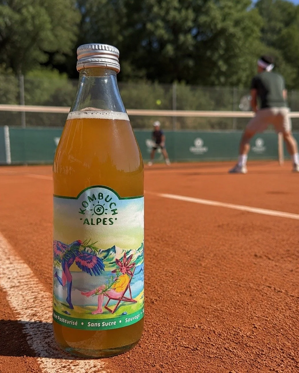 Toujours pas de nouvelles de @rolandgarros cette ann&eacute;e... 😮&zwj;💨

En plus on dit &ccedil;a on dit rien, mais le kombucha c'est super pour les sportif.ves ! 🎾🏓🥊🤸🏼&zwj;♀️
Il a des propri&eacute;t&eacute;s anti-inflammatoires et contient 