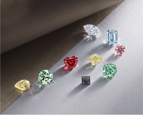 EverDear Erinnerungsdiamanten in allen sieben Farben und verschiedenen Schliffen – von einem farblosen Marquise-Diamanten und einem blauen Smaragdschliff bis hin zu einem roten Herzschliff und einem schwarzen Prinzessschliff.