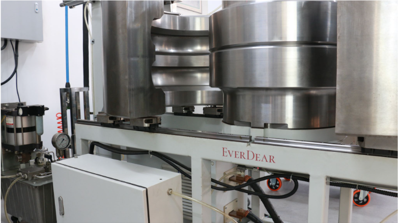 Mit EverDear gekennzeichnete HPHT-Diamantwachstumspresse im Labor mit Stahl-Druckzylindern und Hydrauliksystem zur Herstellung von Erinnerungsdiamanten aus Asche.