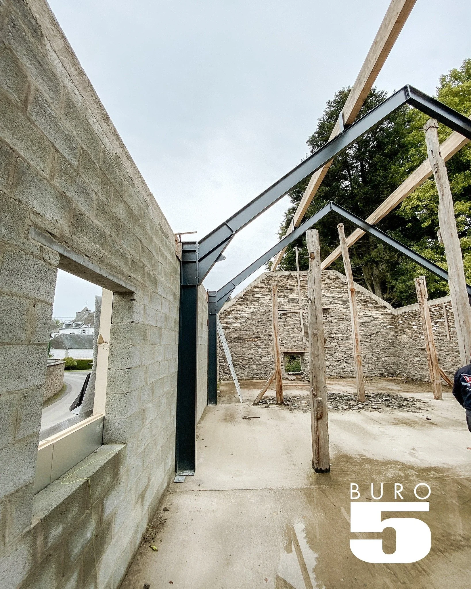 &Agrave; Bertogne, notre projet de transformation d&rsquo;une ancienne ferme franchit une nouvelle &eacute;tape.
Le montage de la charpente m&eacute;tallique est en cours 🏗️

Une intervention contemporaine&hellip; qui cohabitera avec les &eacute;l&e
