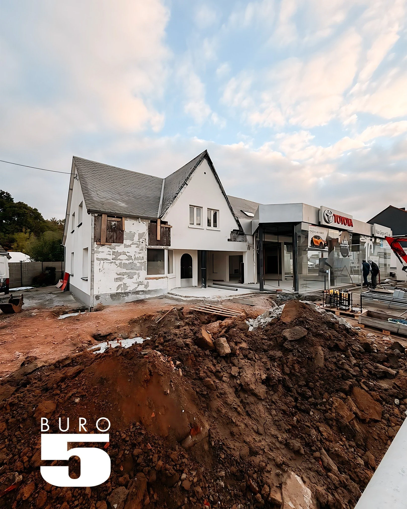 C&rsquo;est parti &agrave; Sombreffe !
Le chantier de transformation du showroom @gegotoyotateam  a d&eacute;marr&eacute; et &ccedil;a avance d&eacute;j&agrave; bien.

Au programme :
&bull; Une extension de 50 m&sup2; pour la livraison personnalis&ea