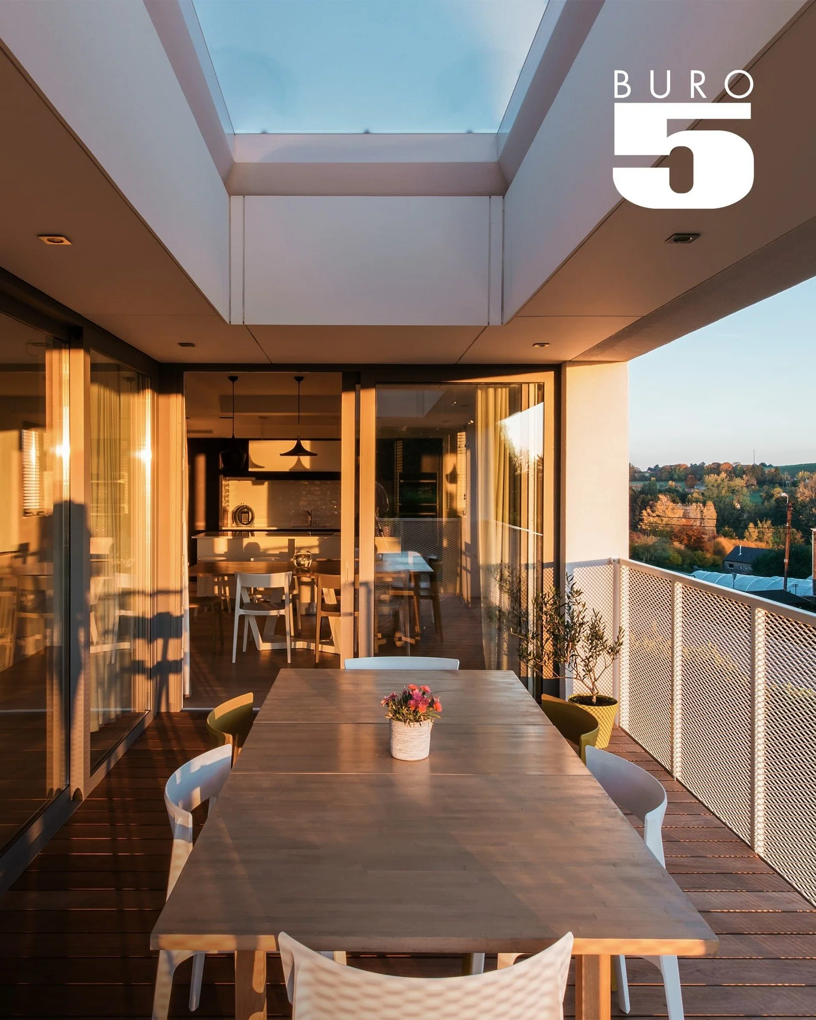 Les beaux jours reviennent tout doucement&hellip; et si c&rsquo;&eacute;tait le moment de penser &agrave; votre future terrasse ? ☀️

Chez BURO5, on con&ccedil;oit aussi des espaces ext&eacute;rieurs pens&eacute;s pour prolonger votre int&eacute;rieu