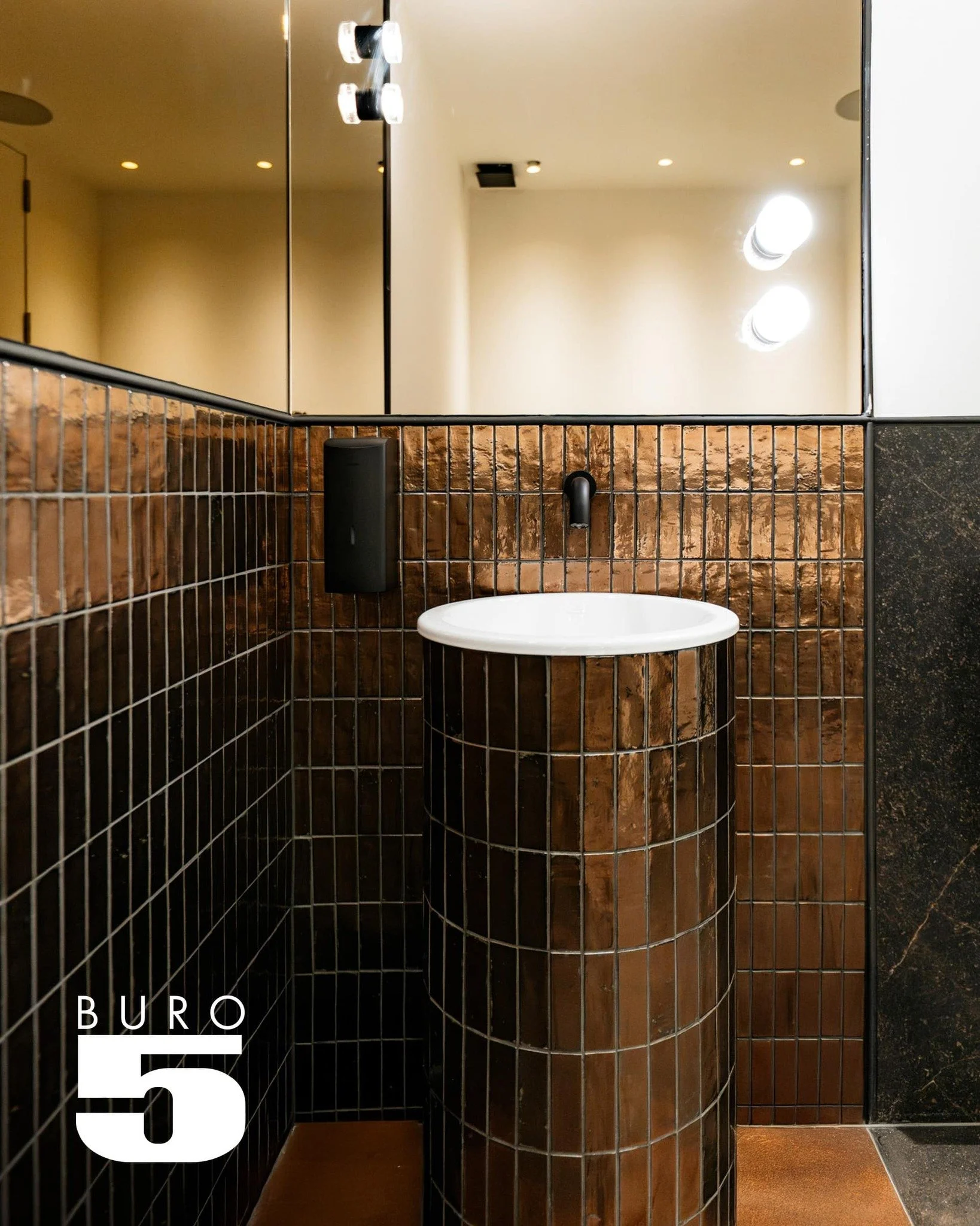 Chez BURO5, chaque d&eacute;tail compte.

M&ecirc;me ceux qu&rsquo;on ne remarque pas toujours au premier coup d&rsquo;&oelig;il.
Comme ici, au @panoramanamur 

L&rsquo;espace a &eacute;t&eacute; pens&eacute; avec autant d&rsquo;attention que le rest