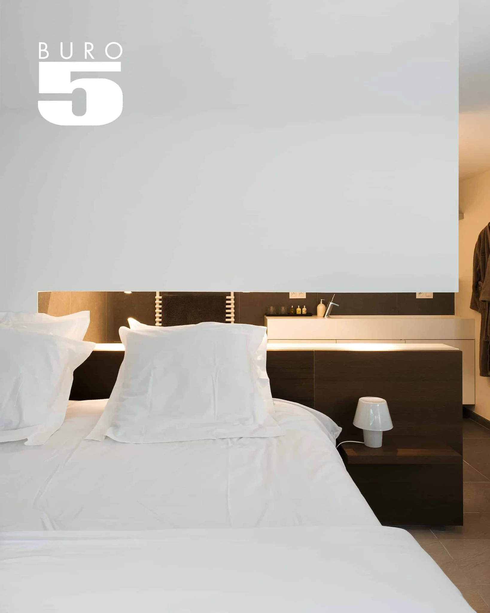 Un bon sommeil commence par une chambre dans laquelle on se sent bien.
Que ce soit &agrave; la maison ou &agrave; l&rsquo;h&ocirc;tel, l&rsquo;ambiance, les volumes, la lumi&egrave;re et les mati&egrave;res jouent un r&ocirc;le essentiel dans la qual