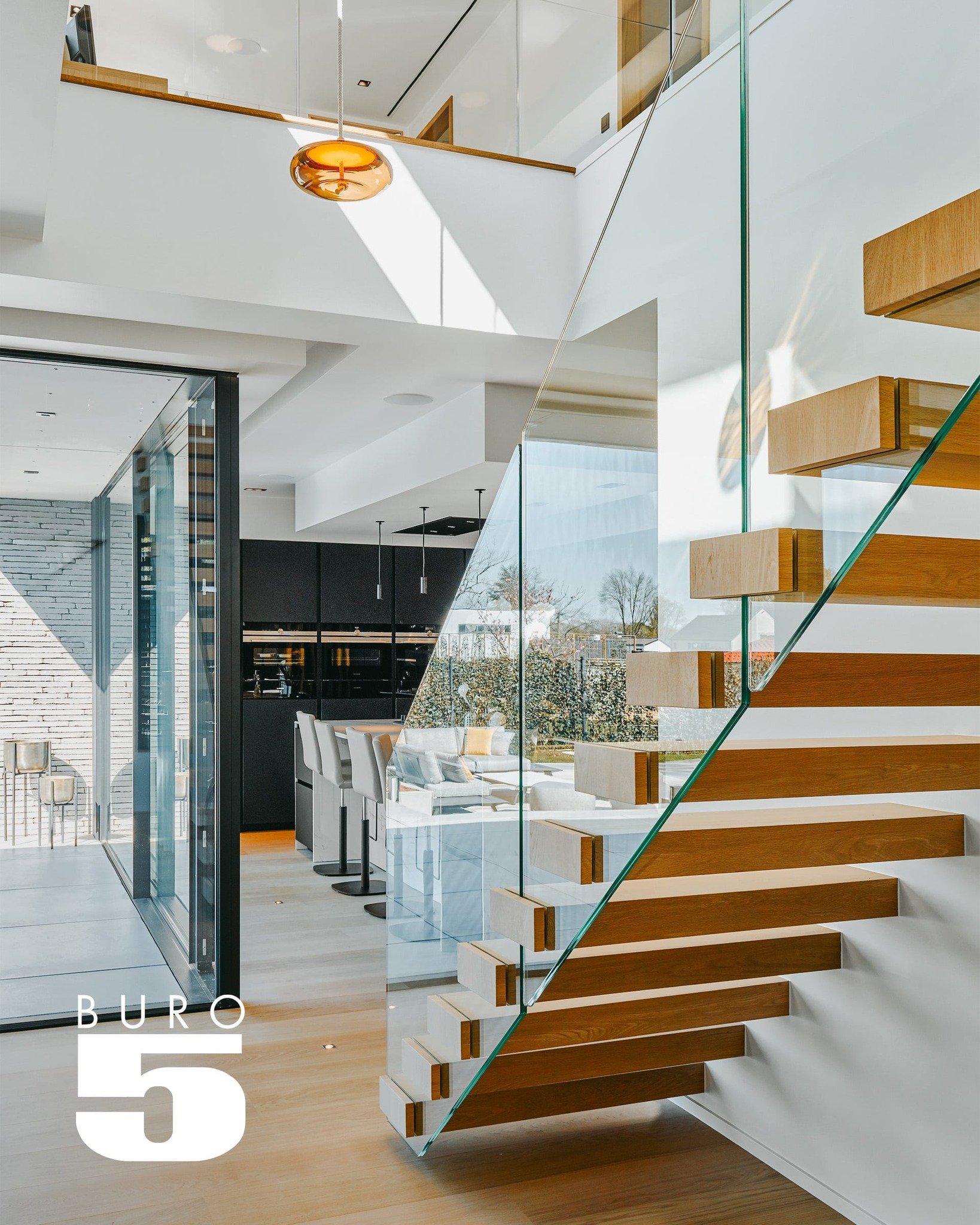 La lumi&egrave;re fait le projet.
Elle r&eacute;v&egrave;le les volumes, souligne les mati&egrave;res, guide les circulations.

Chez BURO5, on la travaille d&egrave;s les premi&egrave;res esquisses : orientation, ouvertures, percements&hellip; rien n