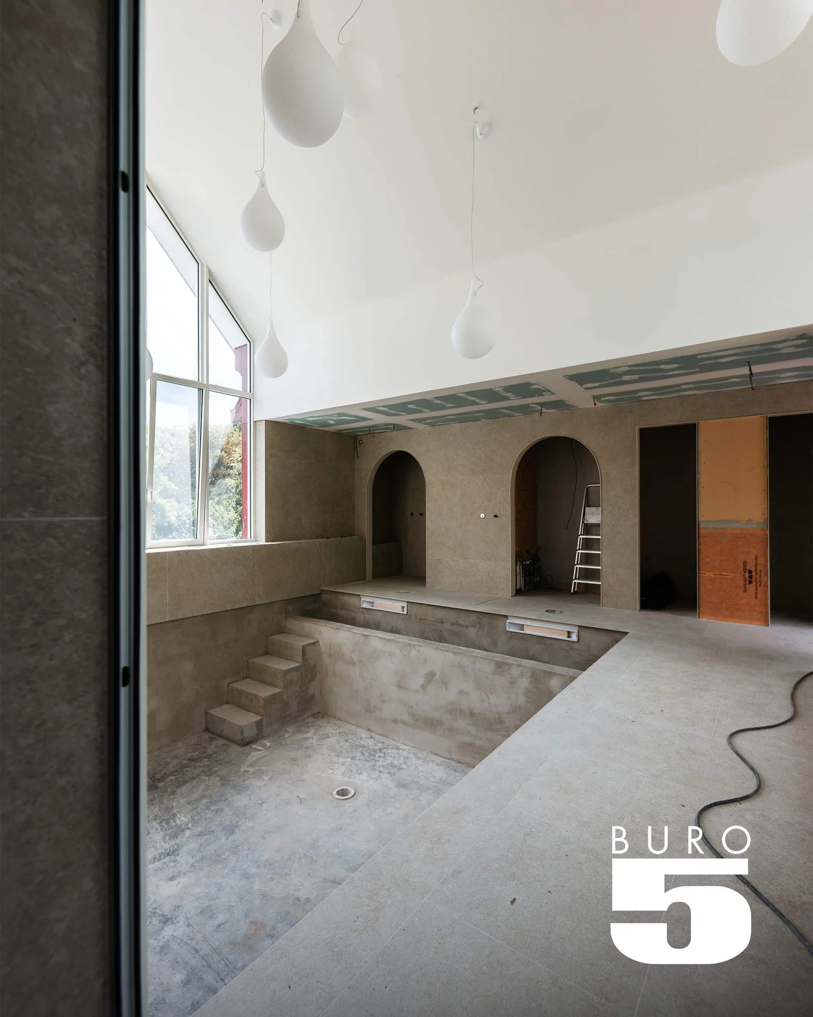 Le projet prend vraiment forme !

Dans la r&eacute;gion namuroise, la transformation de ces anciennes d&eacute;pendances en centre param&eacute;dical et espace de baln&eacute;oth&eacute;rapie entre dans sa derni&egrave;re ligne droite.

&Agrave; l&rs