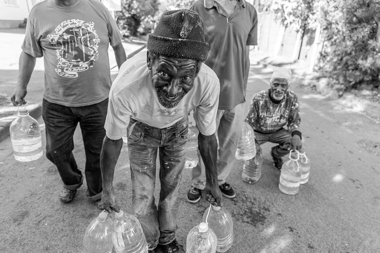 Locals queue for water at Newlands Spring in Newlands, Cape Town. © Kevin Sawyer / Greenpeace