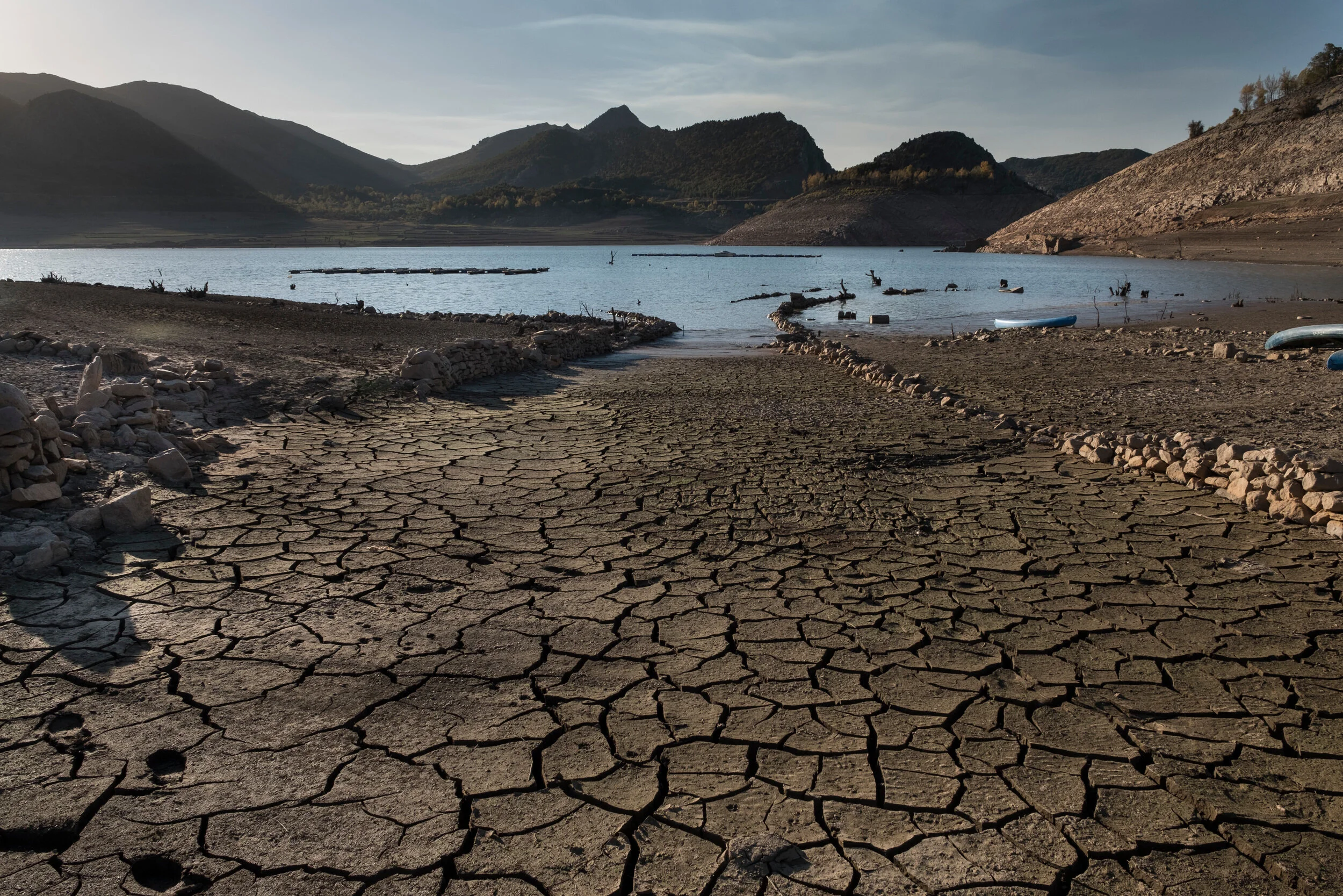 Drought in the Barrios de Luna water reservoir. Greenpeace has documented some of the effects of the severe drought that is being experienced in Spain – the result of not only lack of rain but also of poor water management and waste of water resources.  © Pedro Armestre / Greenpeace