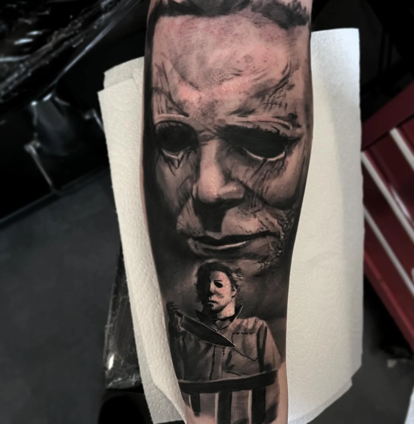 Start to classic horror movie sleeve for Paul. @magnumtattoosupplies @rawtattoosupplies @bvnkstreettattoo #tattoo #horrorart #horrortattoo #realism #mikemyers #halloween #dundee #dundeetattoo #bankstreettattoodundee
