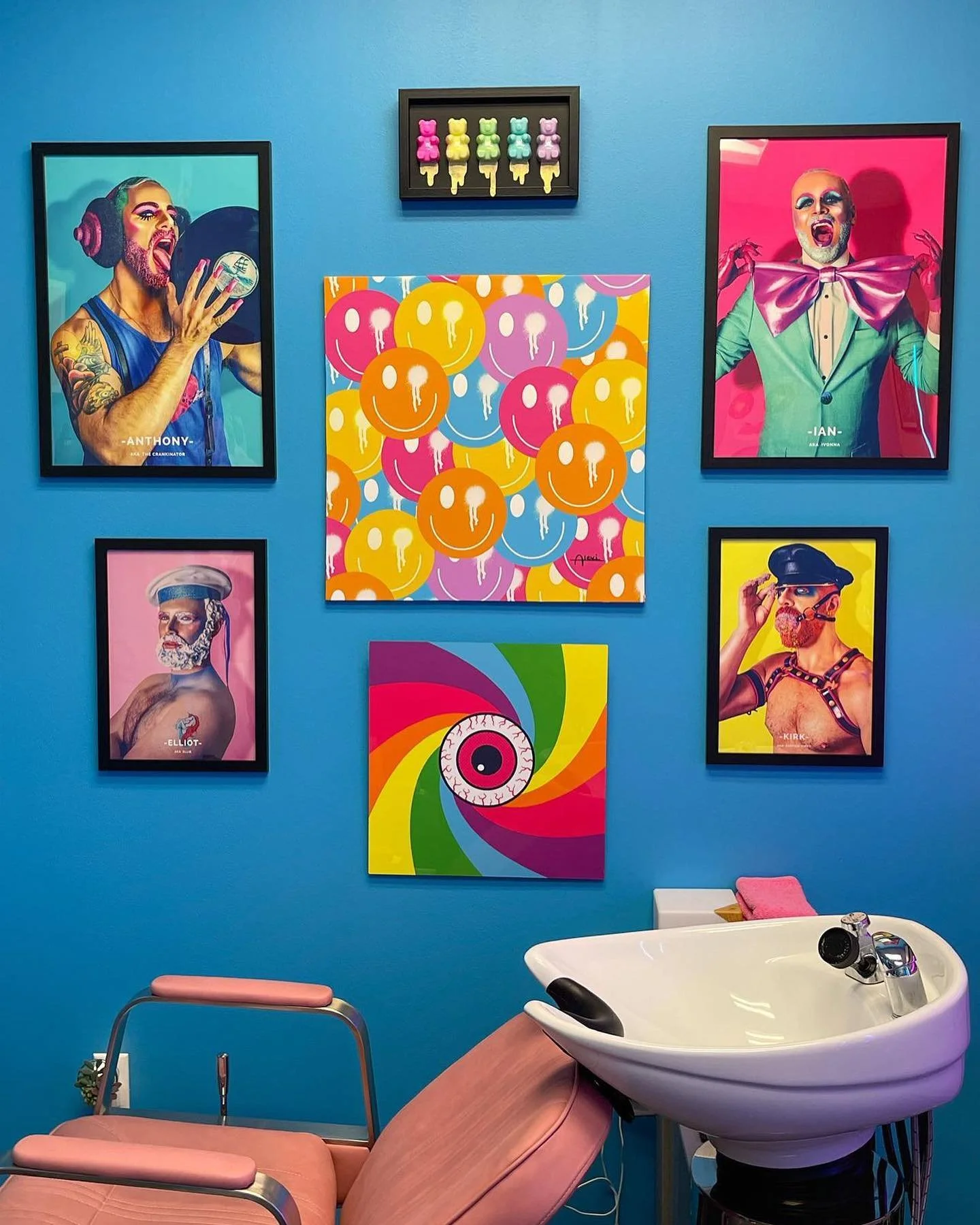How amazing do the boys look @thepinkmustache_atx in Austin, Texas!?? Kamren a barbering space is exactly the perfect fit for these burly bright boys! His aesthetic is vibrant, kitsch and all round fabulous. Check him out and his gorge space!!

#bear