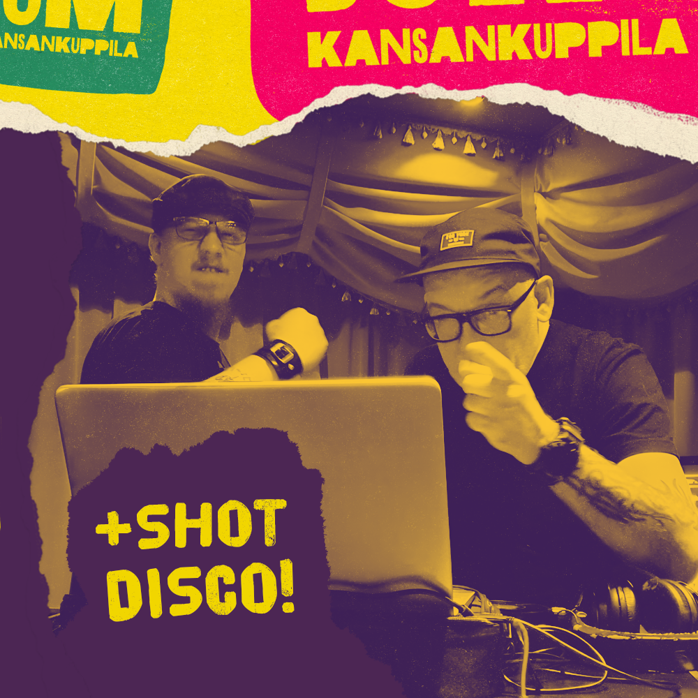 Kuvassa kaksi miestä, jotka istuvat tietokoneen ääressä, ja taustalla on koristeltu juhlateltta. Kuvan yläosassa on teksti '+SHOT DISCO!' ja 'KANSANKUUPILA'.