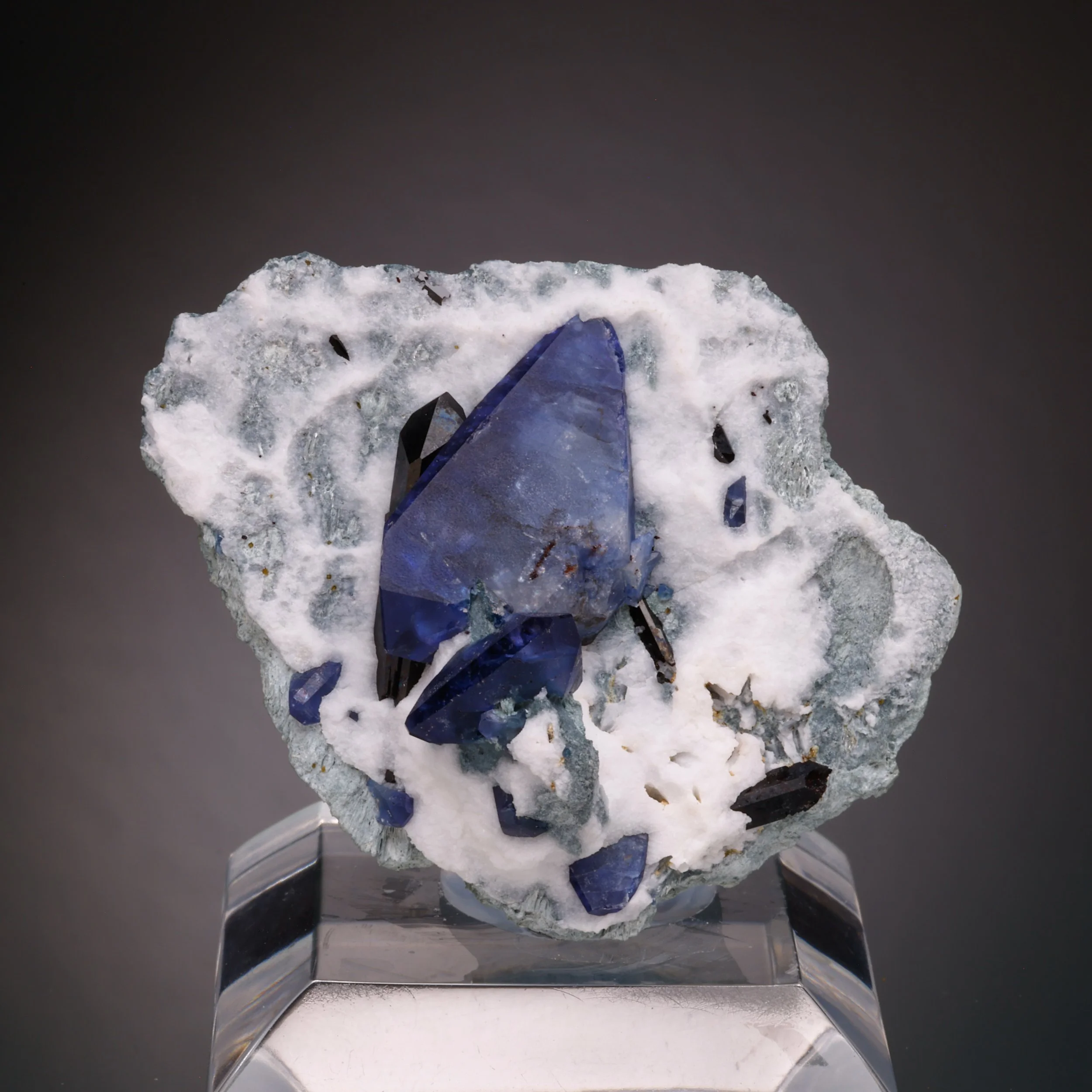 Benitoite, Neptunite, Natrolite, Benitoite Gem Mine, San Benito County, California, USA