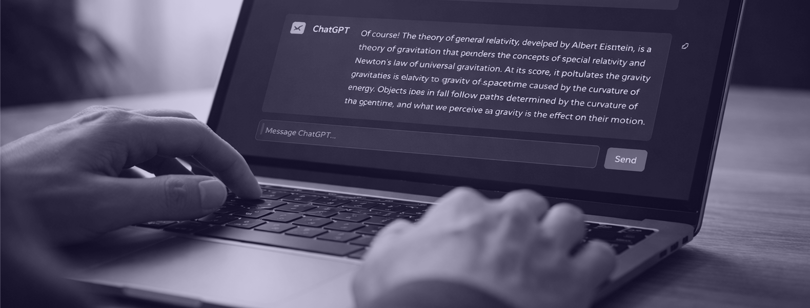 Personne utilisant ChatGPT sur un ordinateur portable avec une interface de conversation affichée à l’écran