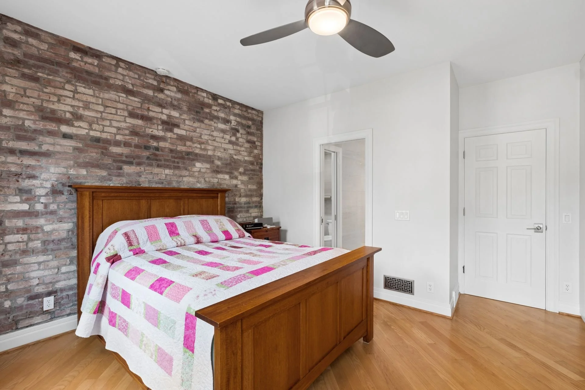 [web]c693f012-1185-4142-a54a-db16c9c14328_824 City Park Ave0070.jpg