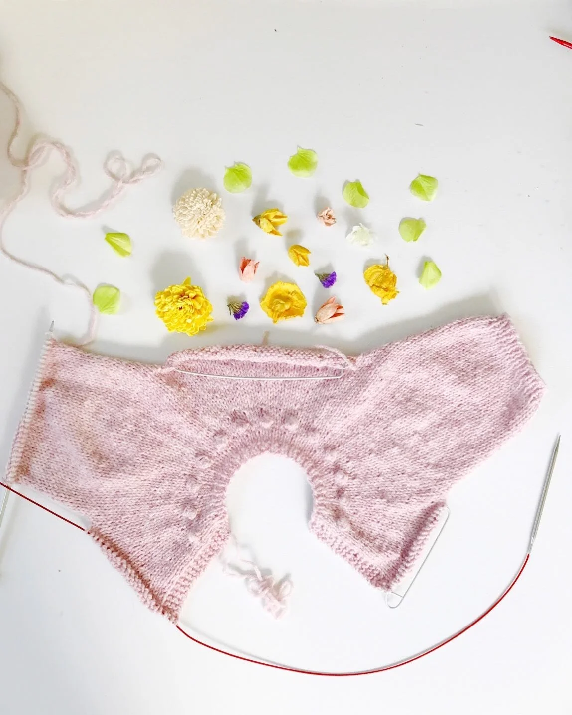 I can&rsquo;t wait to see how the bobbles around the neck look when the sweater is done! 🌱.
.
Pattern: in my head but hopefully on paper soon 😉.
.
.
#knitters #knitting #nevernotknitting