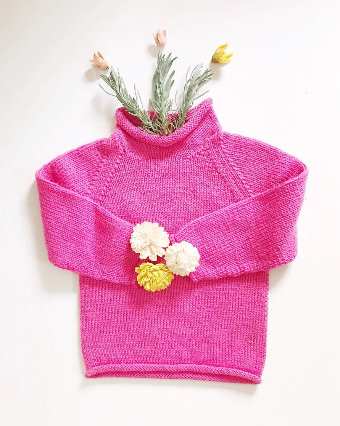 Happy May Day! This sweater so so bright and cheery, it reminds me of Spring 🌷. I hope you all have a lovely 1st day of May!✨.
.
.
This is the Roll Raglan for the family. Yes, it&rsquo;s sized child-adult! You can find it on Etsy and Ravelry and the