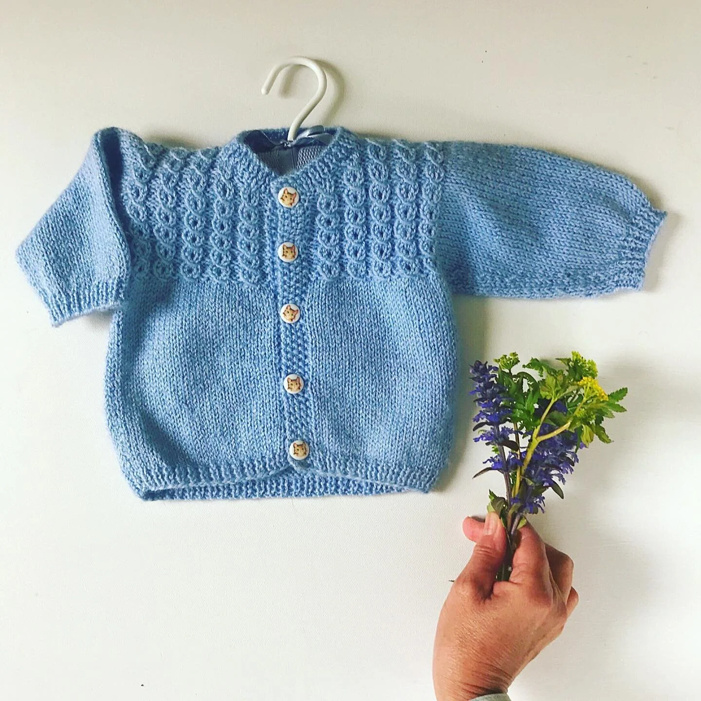 The little Mockcable cardigan has always been one of my favorites 🌱. I&rsquo;m thinking of expanding the sizes to go up to a 10 or 12 year size. ✨.
.
Pattern #23 on Ravelry ☀️link in my bio. 
.
.
#yankeeknitterdesigns #mockcablesweater #knittingforb