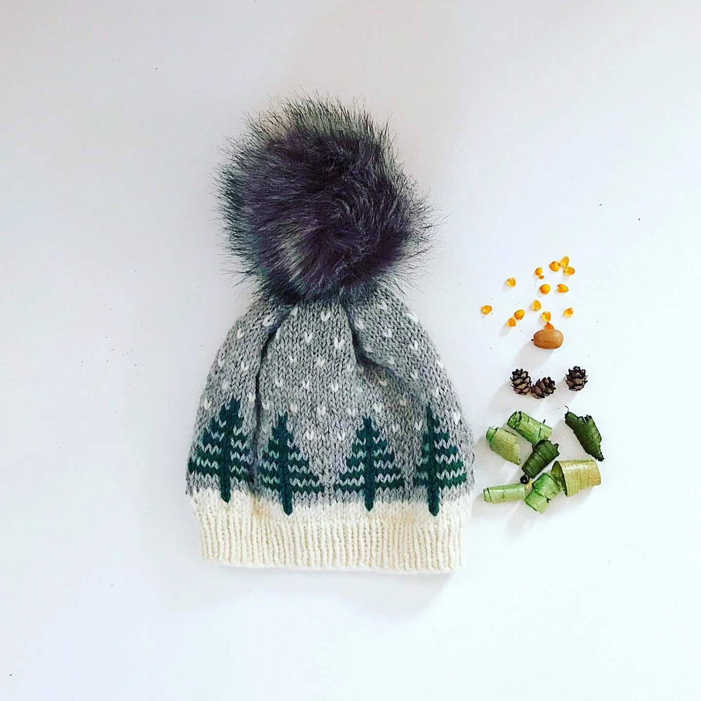 Happy Sunday knitting friends✨.
..
.
.

Pine Tree Hat 🌲 link to Etsy and Ravelry in my bio.
.
#knittersofinstagram #knit #knithat #knithats #treehat #cozyknits #cozyknitting #pompomhat #pompomhats #beanieseason #knittersoftheworld