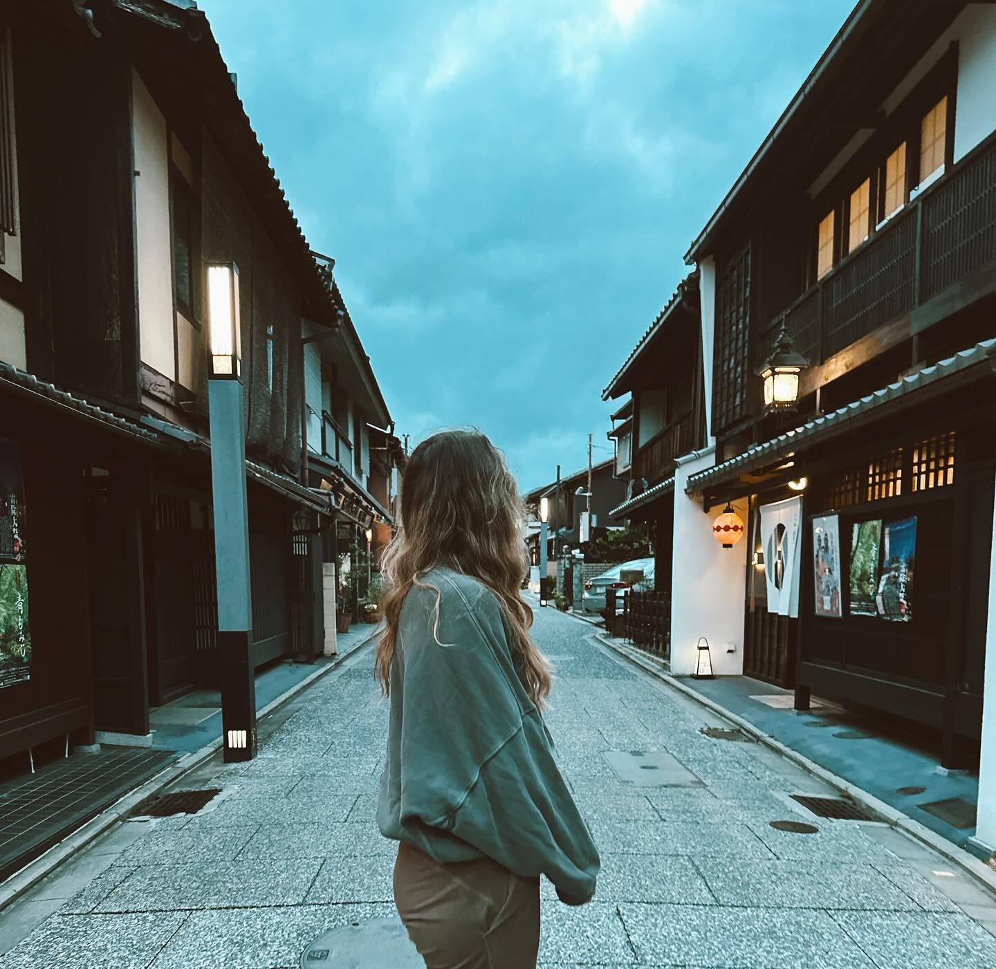 Cozy days in Kyoto ☕️ Part of the fun of being a digital nomad is just living life in beautiful places. Wearing sweatpants and a big comfy sweater to yoga class. 🧘&zwj;♀️ Lounging around our house in the mornings while sun sweeps through our little 