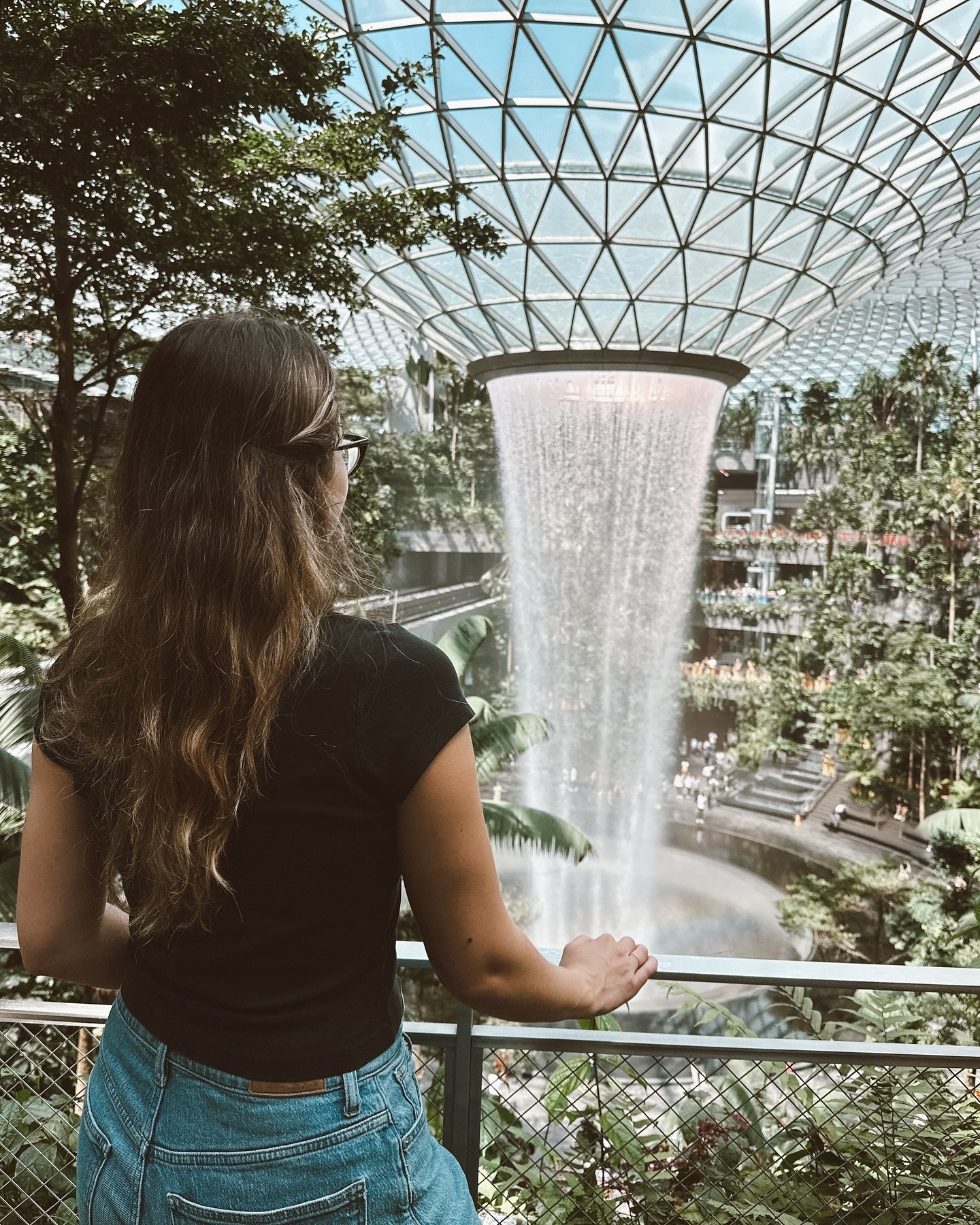 🧳 Just touched down in the Singapore airport with @kylefcords! Home of indoor waterfalls and ✨ $22 Shake Shack Burgers ✨

#digitalnomad #travel #singapore #writer
