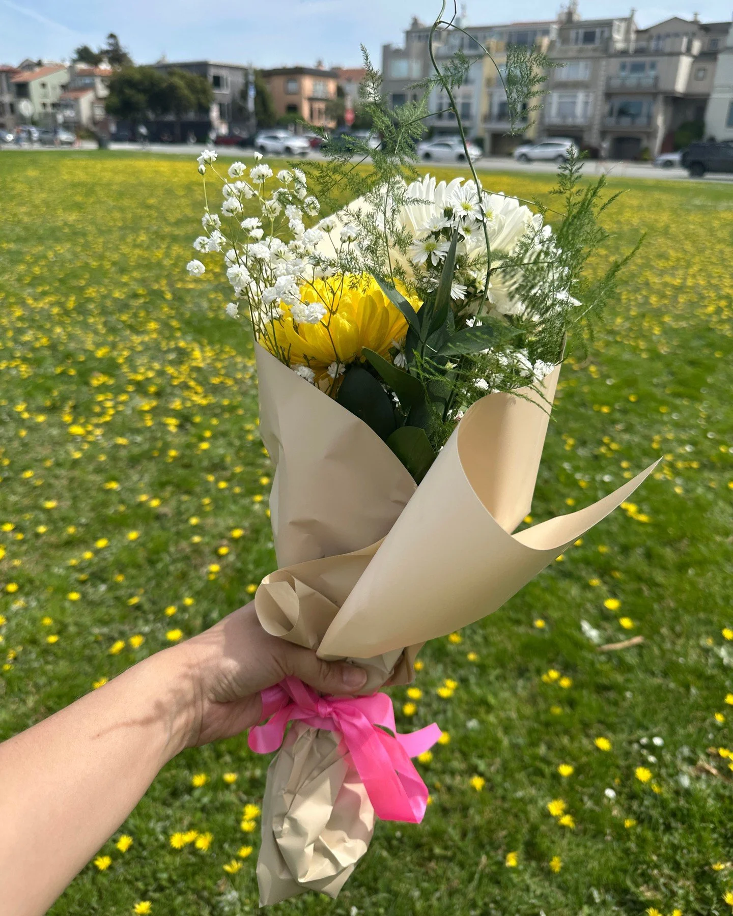 Took a bouquet making class in the park today! 💐 Enjoying some great weather + even better company in SF ☀️