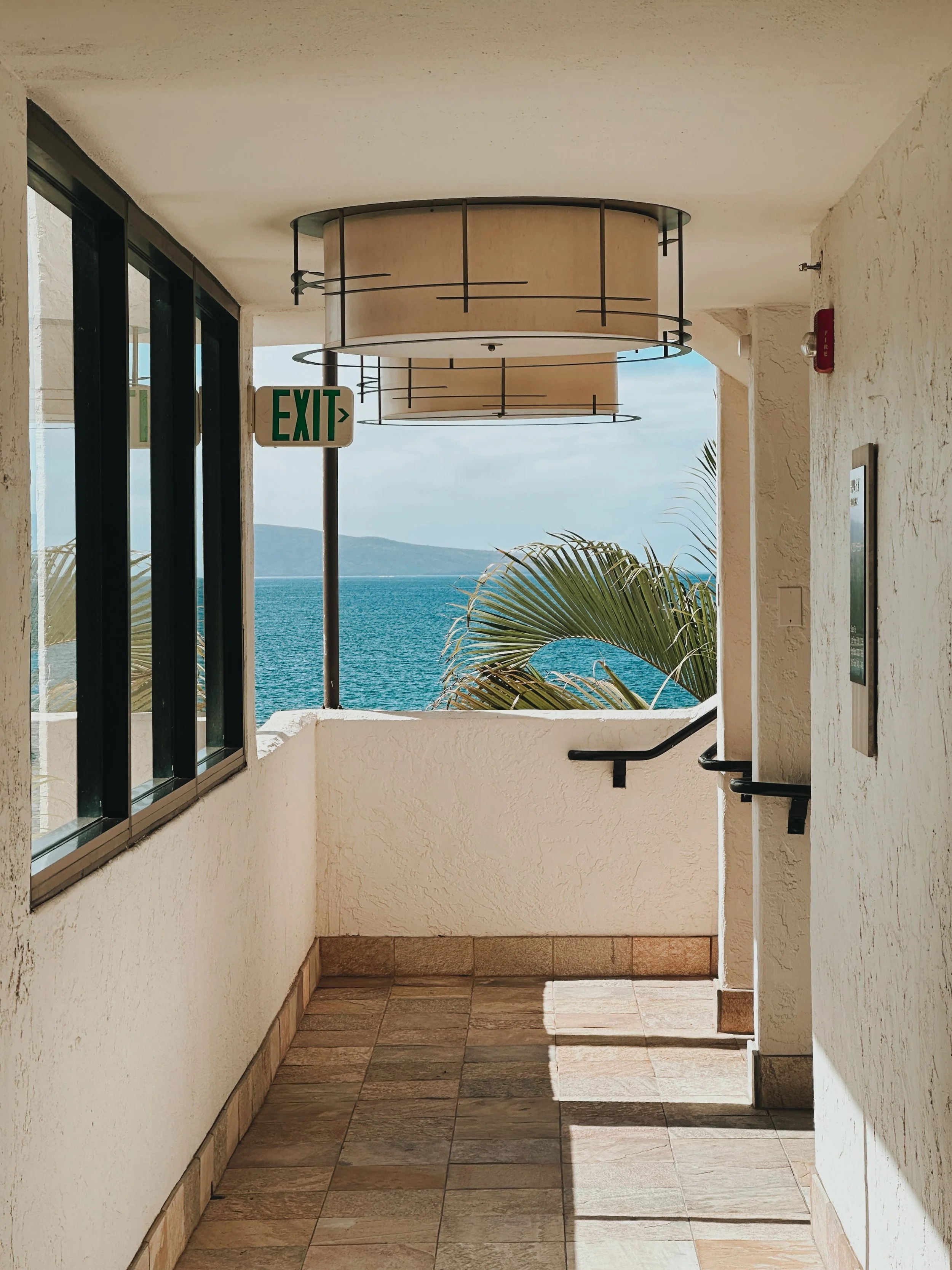 Ocean-view corridor at Wailea Beach Resort – Marriott, Maui, overlooking the Pacific and palm trees. Photo by Amy Suto for her Hawaii travel blog, highlighting luxury stays and resort architecture in Wailea.