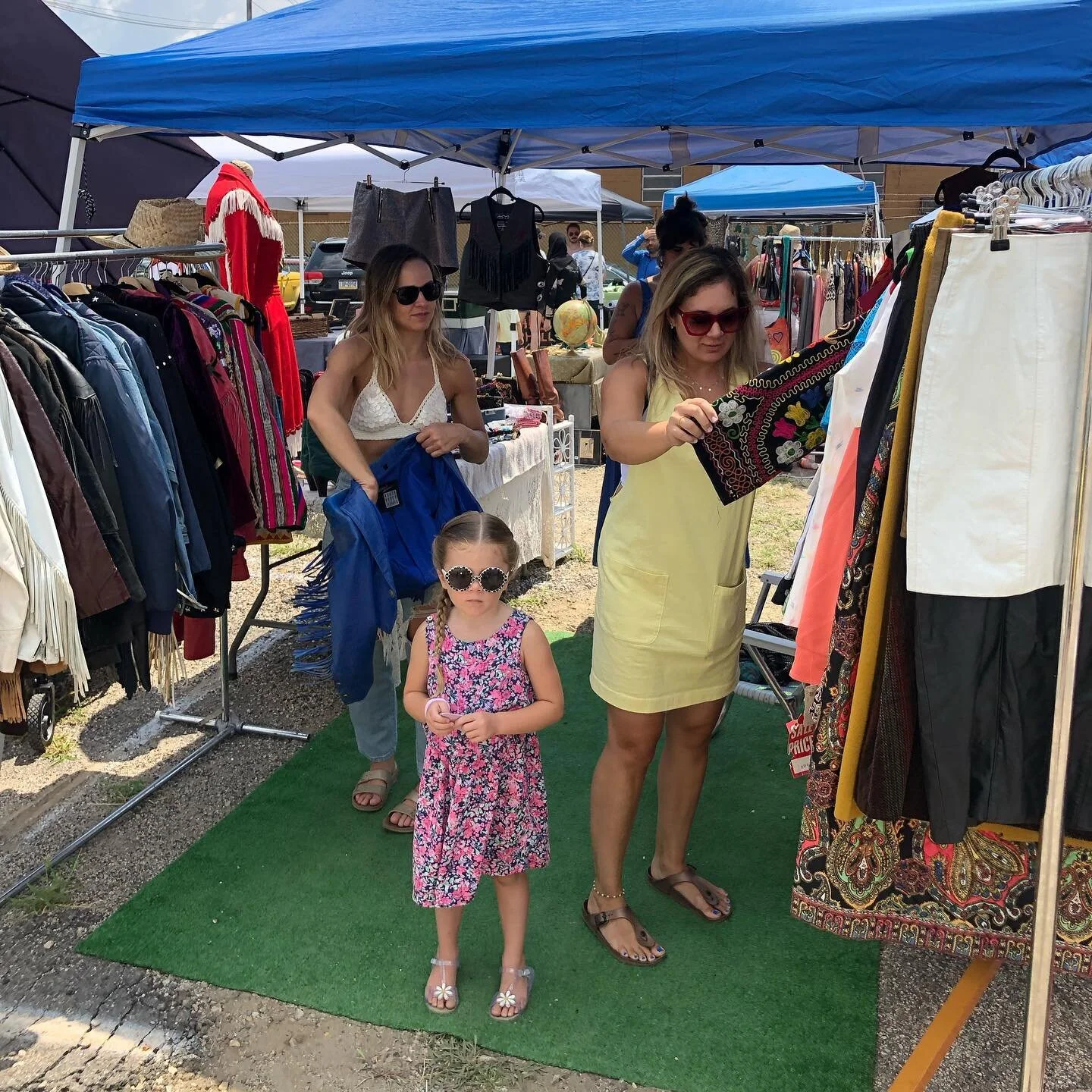 Back in Port Richmond this weekend for a block bash @bonksbarphl w/ over 30 local vendors, music from @djyardmusic &amp; @snacktime plus food, drinks, henna and more! 🦀✨🍻The rain is looking to be on the early and life side and bb we are right smack