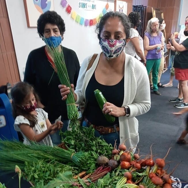 Had a great time doing a pop-up at the Back of the Yards library alongside artist Mayra Hernandez and farmer Anna Isabella Acosta of Tierra y Paz farm! Over thirty families enjoyed live music from @JarochicanosChicago and we got to give away a bunch 