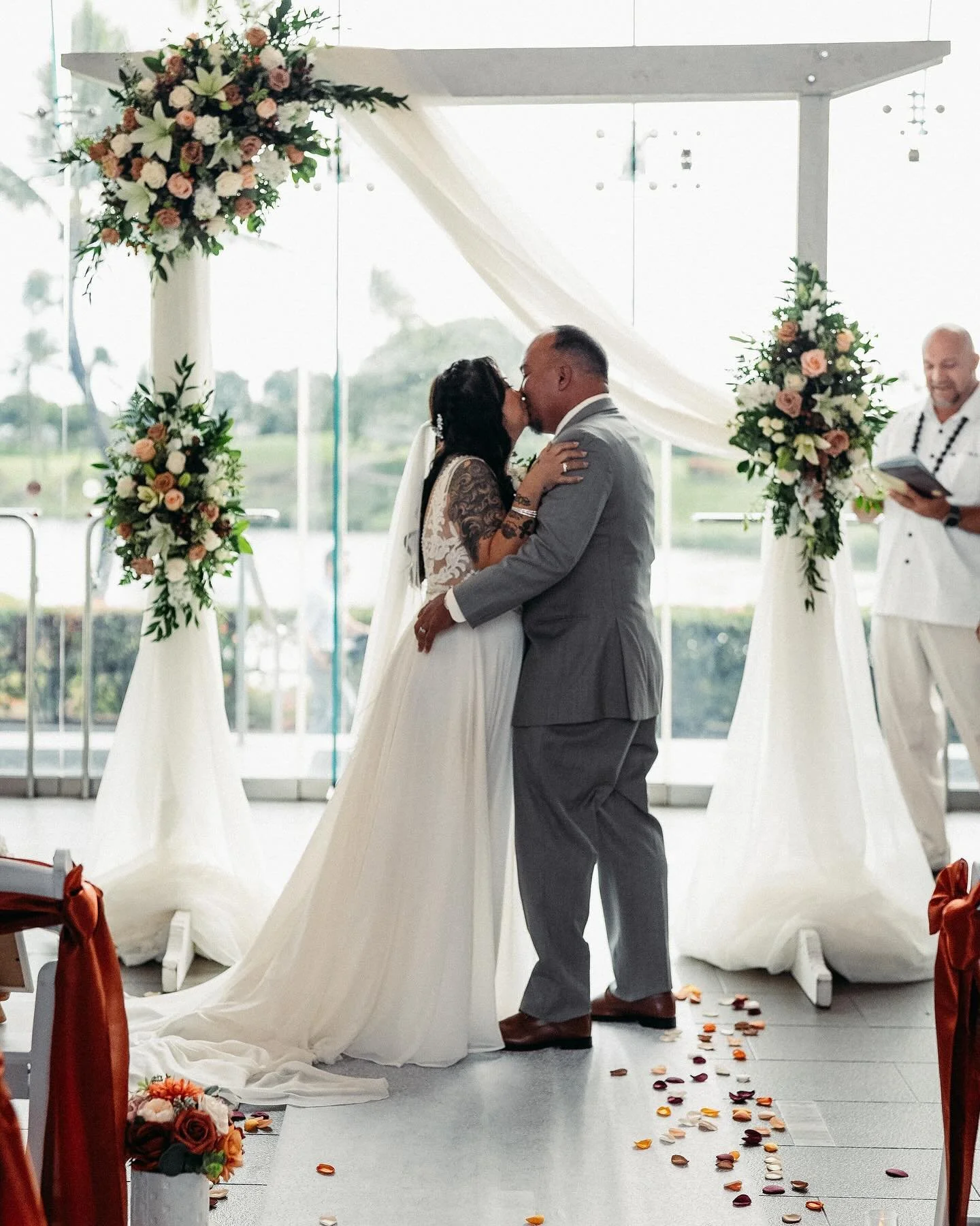 Curtis &amp; Mary | sneak peaks delivered ✔️

Venue: @kapoleigolfclub 
Hotel: @residenceinnkapolei 
Florist: Waipahu Florist
Decor: @elegance_with_grace 
Backdrop: @morethanabackdrop_byro