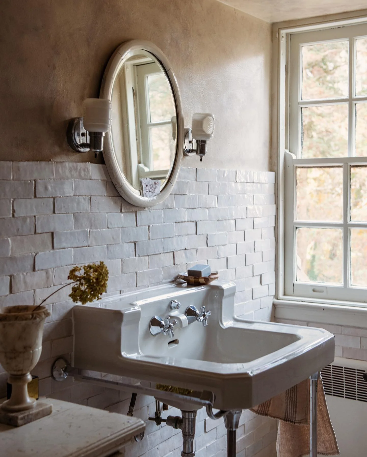 Who says we have to start from scratch every time? Didn&rsquo;t change much here. &lsquo;Cause I liked this room! Kept the sink. Kept the lights. Added some oomph. // #Leannefordinteriors for by @erinashkelly with @hilaryrobertson for @archdigest