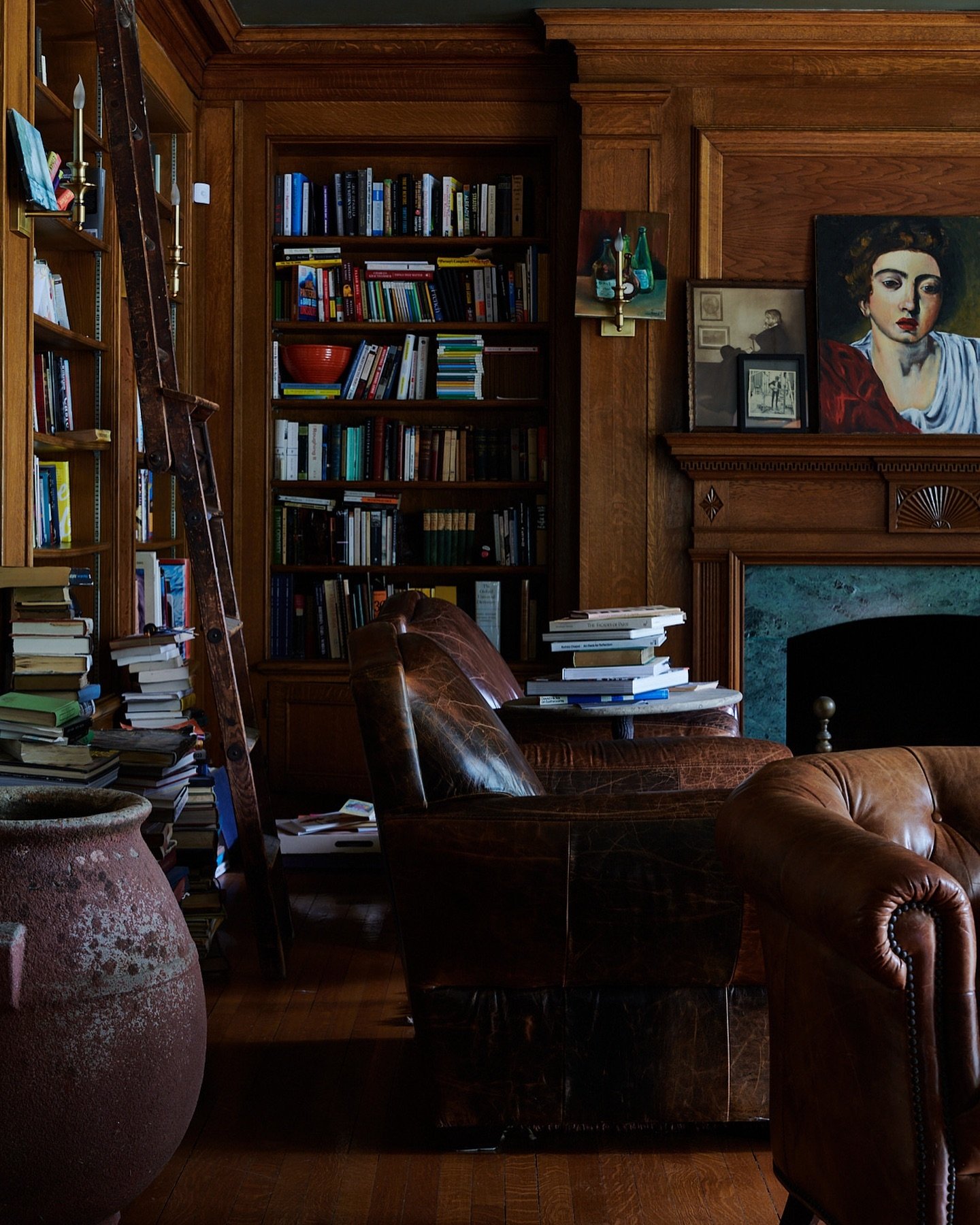 I heard that we are calling this little scene #bookshelfwealth these days&hellip; and while I usually pay no mind to trends, I&rsquo;ve got to say I&rsquo;ve never LOVED a trend more! For me books weren&rsquo;t meant to be this precious thing perfect