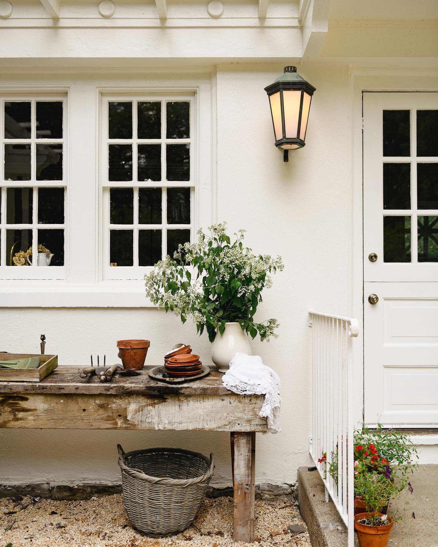 Happy #earthday from our very own #SECRETGARDEN (....one of my all time favorite books and Hallmark Hall of Fame movies (if ya know, ya know!)

// #LeanneFordInteriors shot by @erinashkelly and styled by @noel_knostman