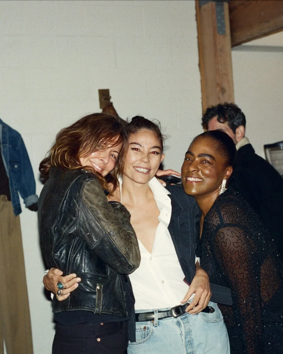 A few fun snaps from a little Wednesday night party I hosted with @erinwasson to celebrate the new shop.

So grateful to everyone who came out to toast with us &mdash; let&rsquo;s do it again soon. XO

// #LeanneFordInteriors shot by @lili__peper