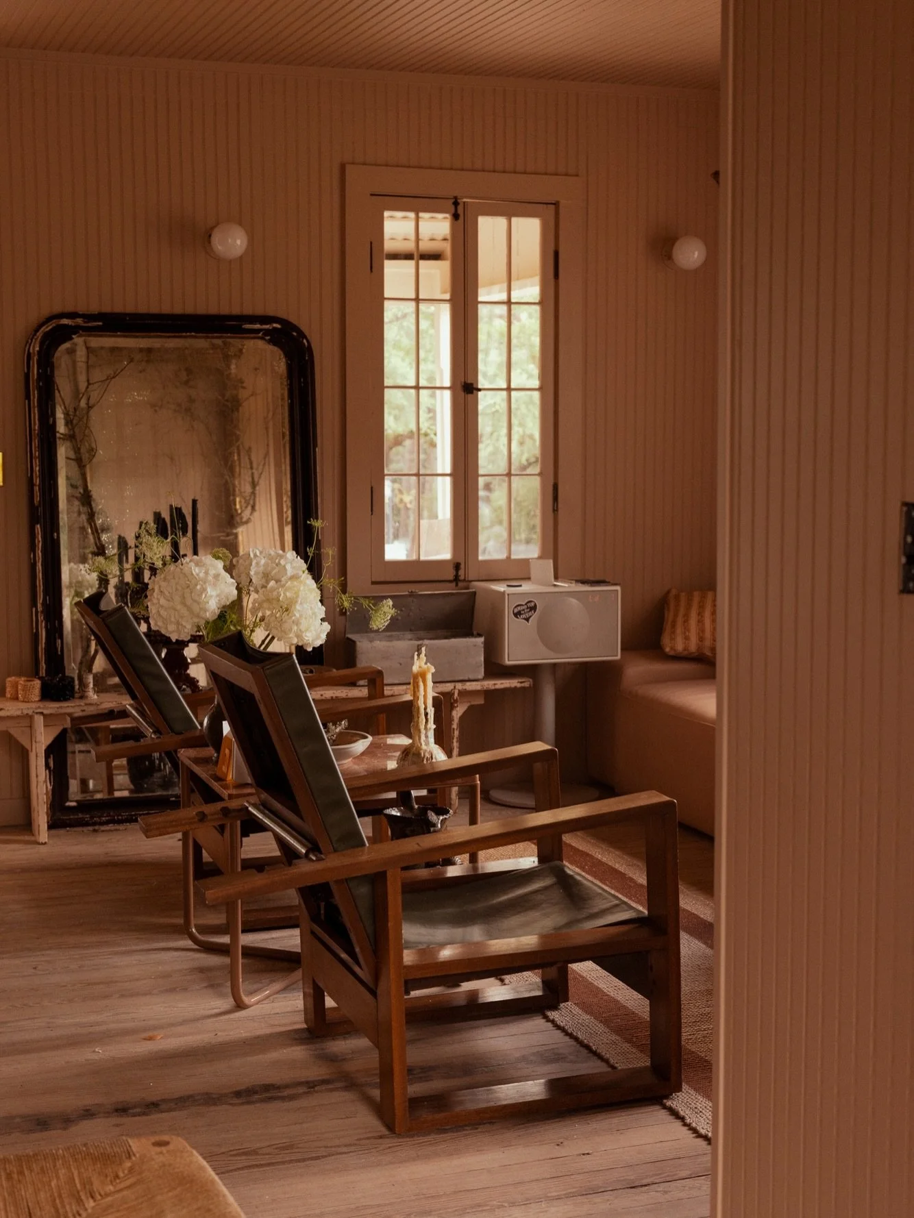 Old and new &mdash; we&rsquo;ll take it all. Truly. We love what happens when vintage and modern pieces sit side by side. There&rsquo;s just something that time does to things&hellip; an art to it. Vintage pieces have this wise, knowing perspective t