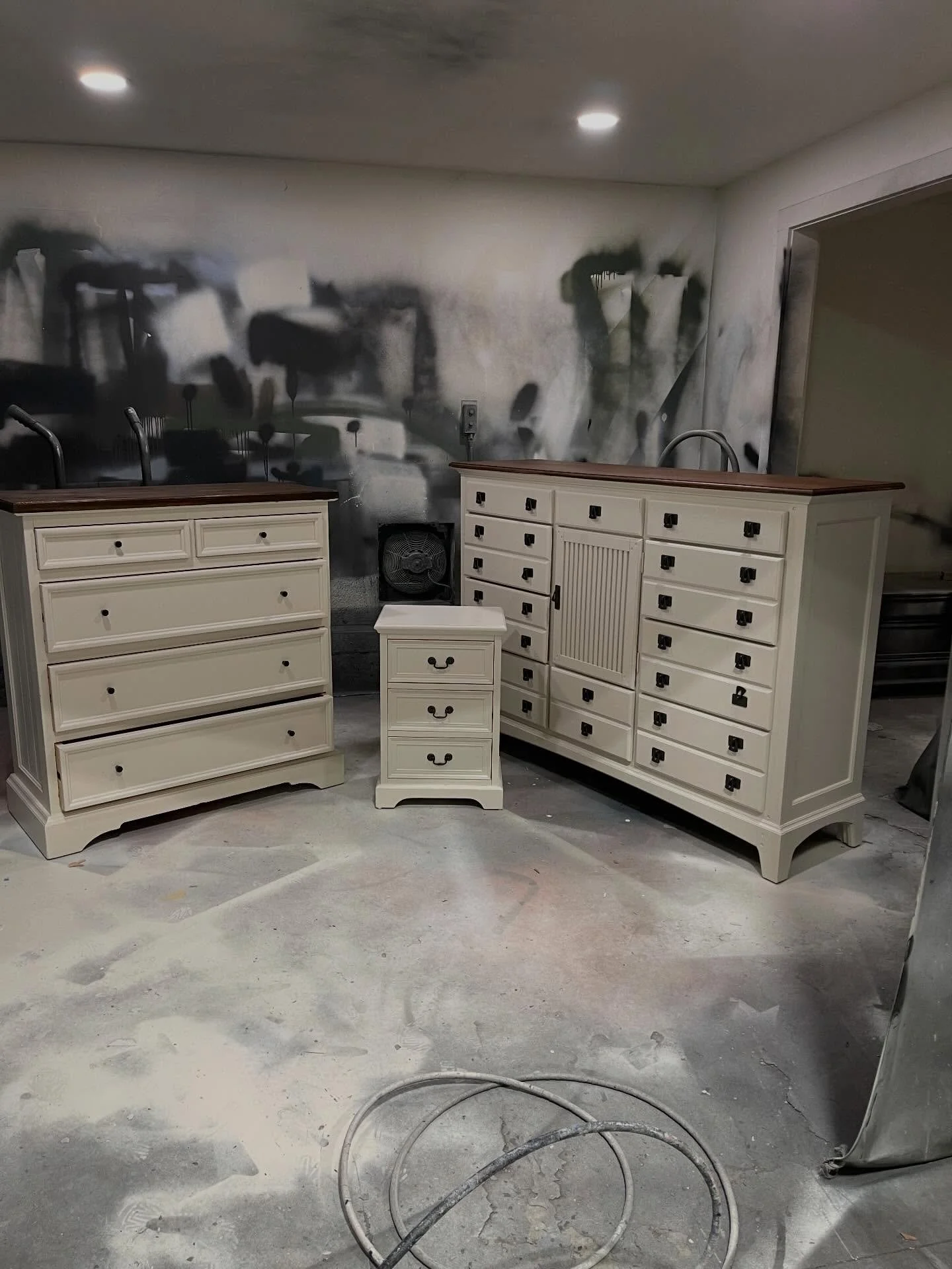 I&rsquo;m finishing up these furniture pieces today hopefully I will get them posted this afternoon after I get back from a small delivery. we had such beautiful weather here and now it looks like it&rsquo;s starting to rain so discouraging. Ugh. #fo