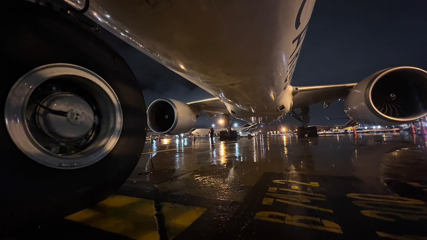 Putting the 777 to bed after the Tokyo-Los Angeles grind&hellip;As for the crew, it&rsquo;s time for a brew or two..
 #flight #flightcrew #flighttraining #flightlife #flightline #flying #flyinglife #boeing777 #boeing