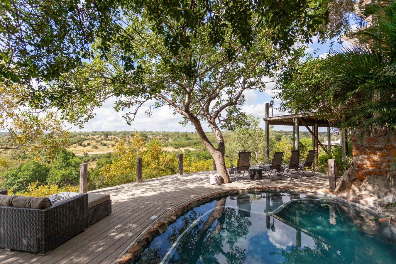 leopard-hills-mvr-2024-lodge-5-pool-cocktails-01-1350x900.jpg