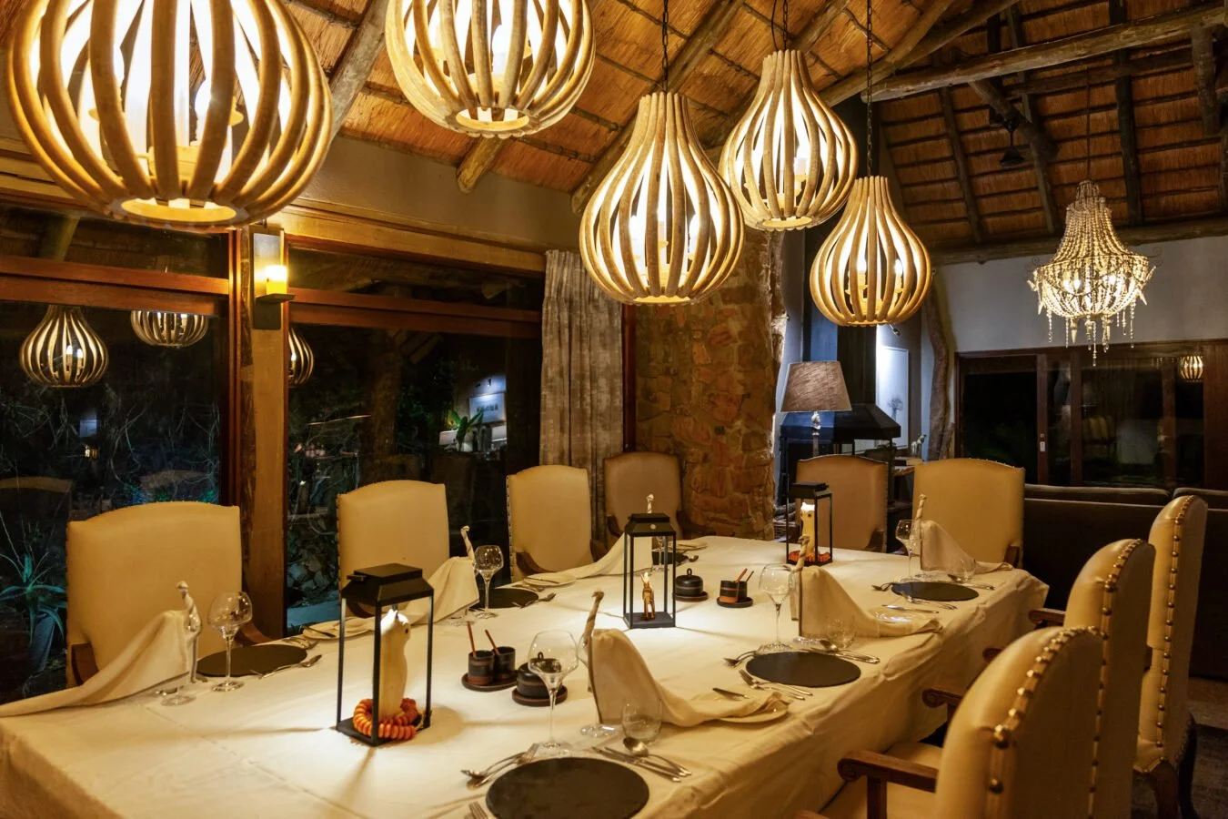 leopard-hills-mvr-2024-lodge-7-dining-dinner-bar-01-1350x900.jpg