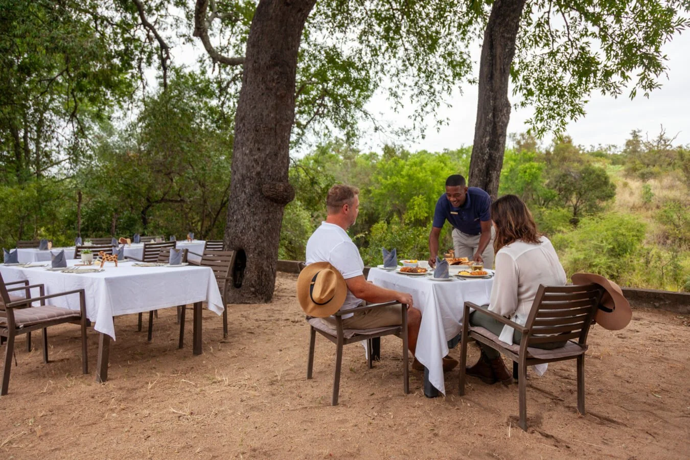 leopard-hills-mvr-2024-safari-dining-bush-breakfast-08-1350x900.jpg