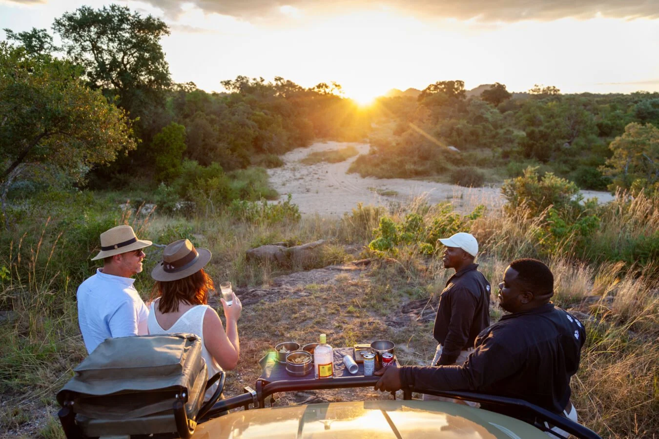 leopard-hills-mvr-2024-safari-sundowners-lookout-gin-tonic-05-1350x900.jpg