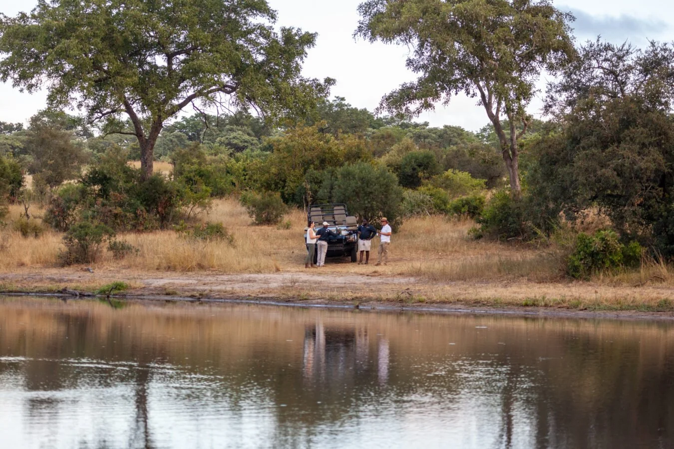 leopard-hills-mvr-2024-safari-sunrise-coffee-01-1350x900.jpg