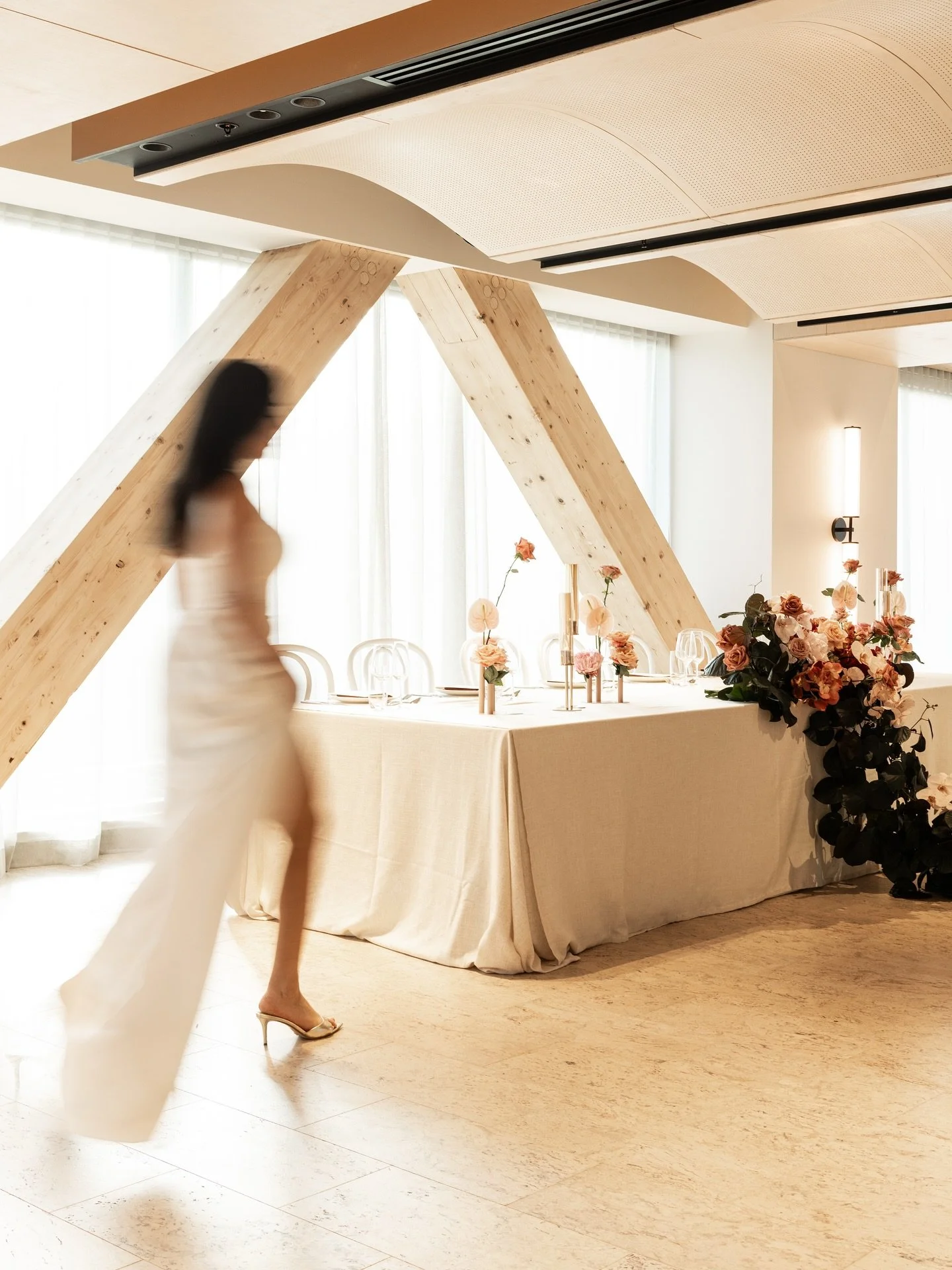 The most perfect scene. 

Soft light, soft draping, stunning florals, striking backdrop. 

📷 @kittigould for @saltboxvenue 
@julescamagram @cookandwaiter @sophiemrichard @mrcooktheflorist