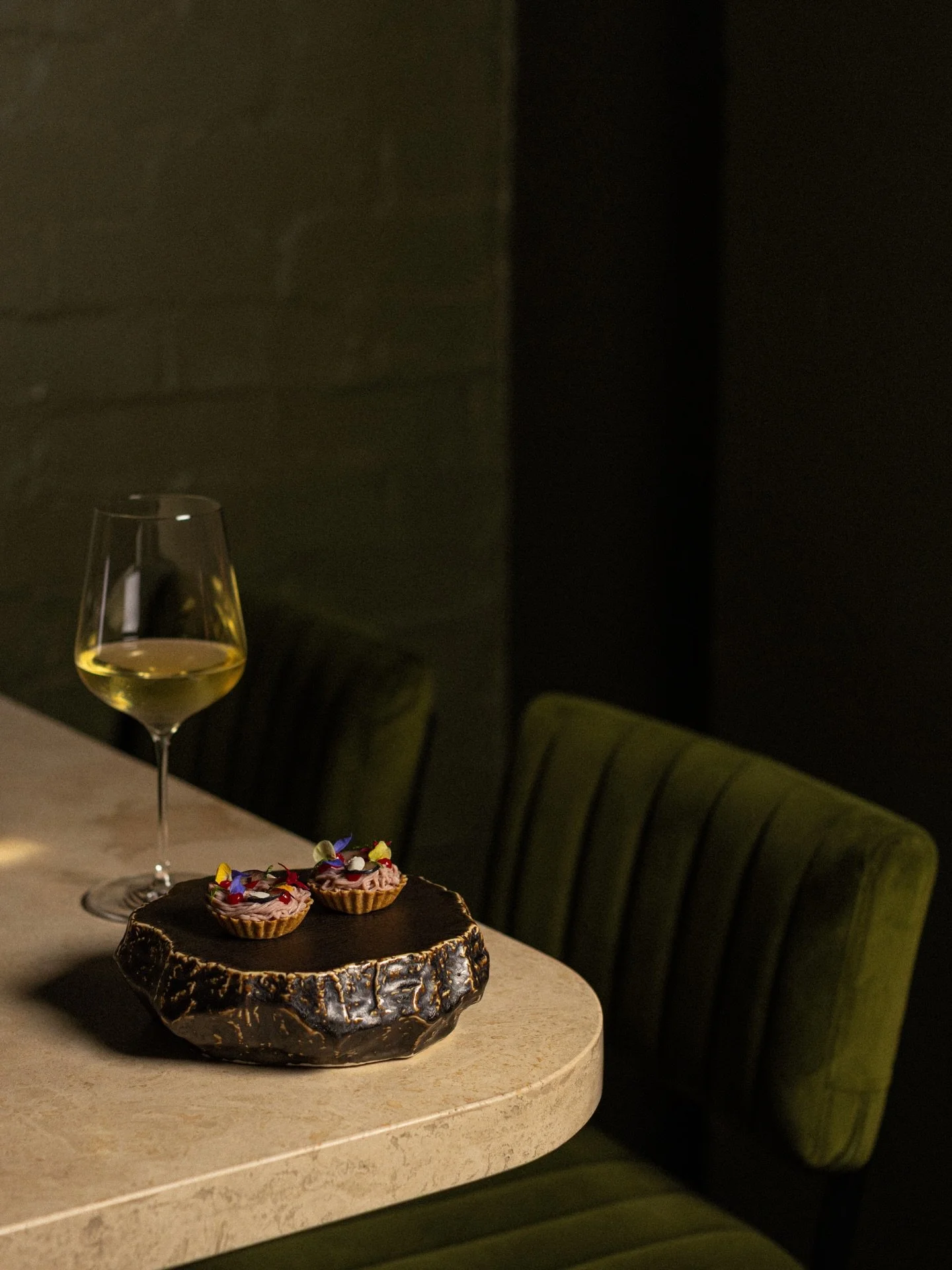 When @forgedbyvow meets Chef @chefnellyrobinson 

Nelly has spent nearly a decade reshaping the boundaries of fine dining at @nelrestaurant and it has been a pleasure to shoot some of his work over the years.

📷 @kittigould as seen in @mindfoodmag